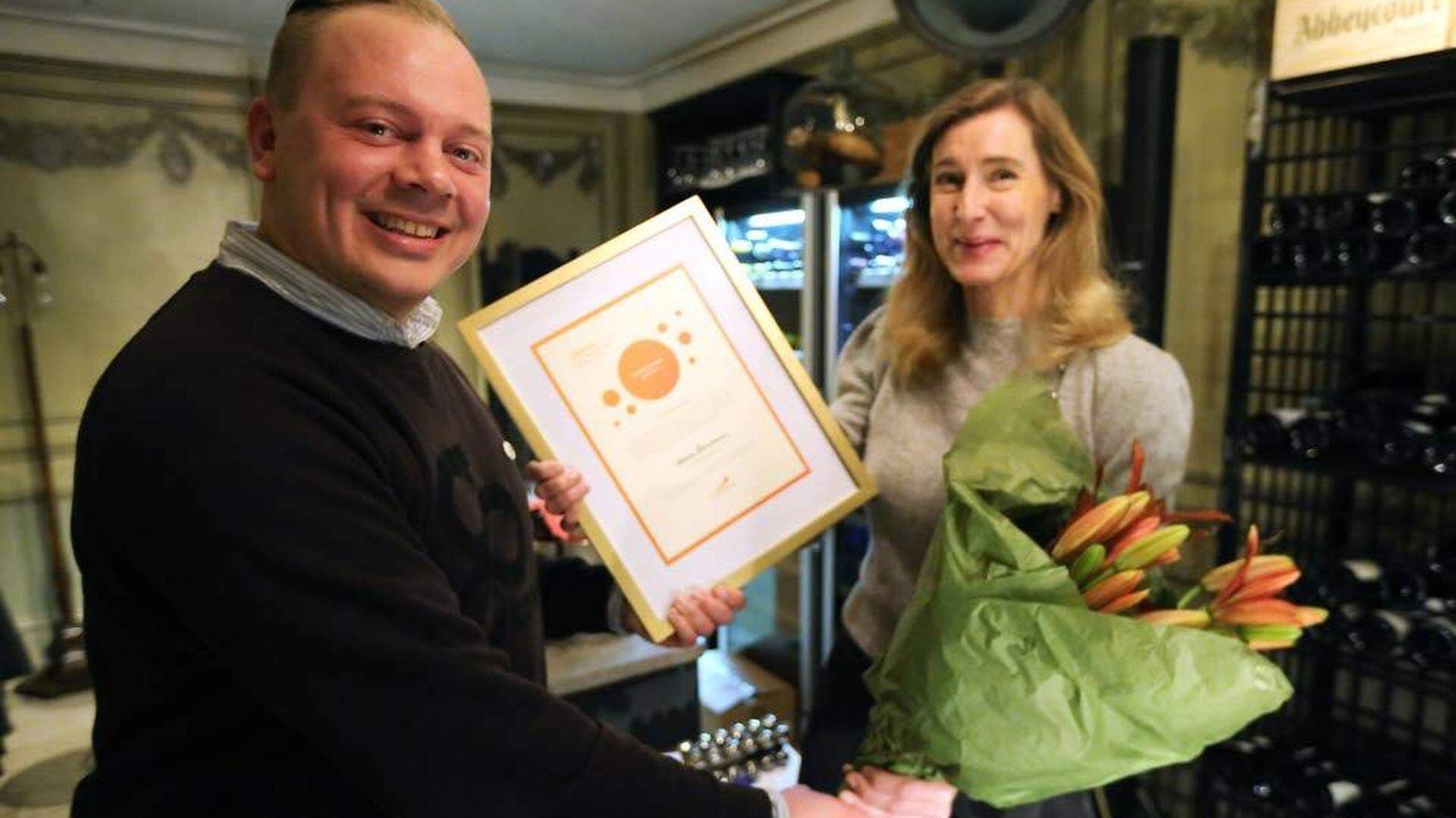 Fredrik Broman tar emot priset som Gotlands mest företagsamma människa 2016