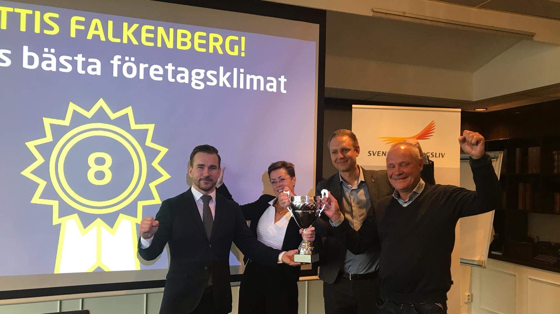 Överlämnandet av pokalen i Falkenberg 2020