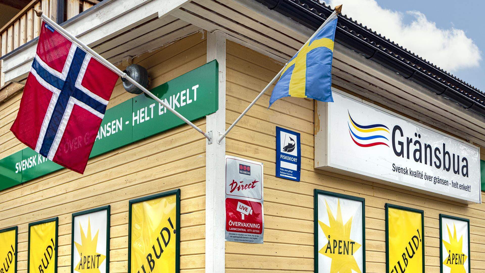 Gränsbua med en norsk och en svensk flagga