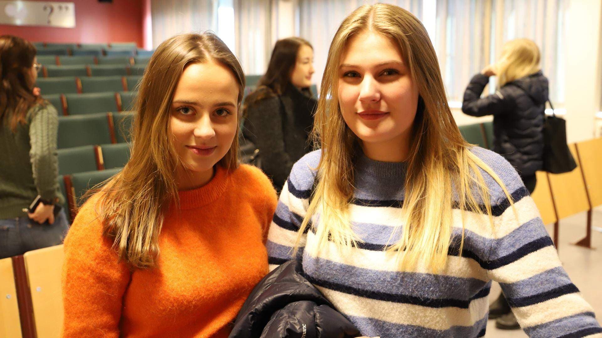 Två gymnasieelever som lyssnat till företagare
