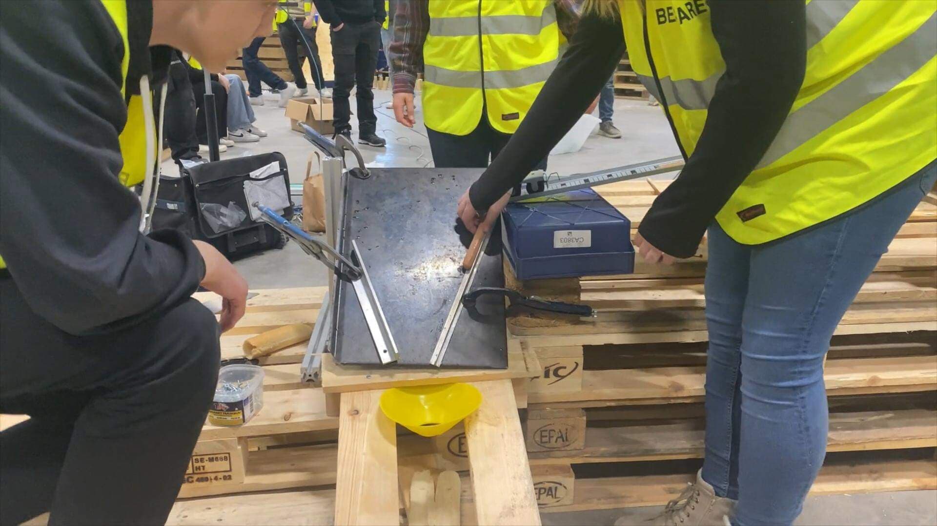 Människor i en verkstad