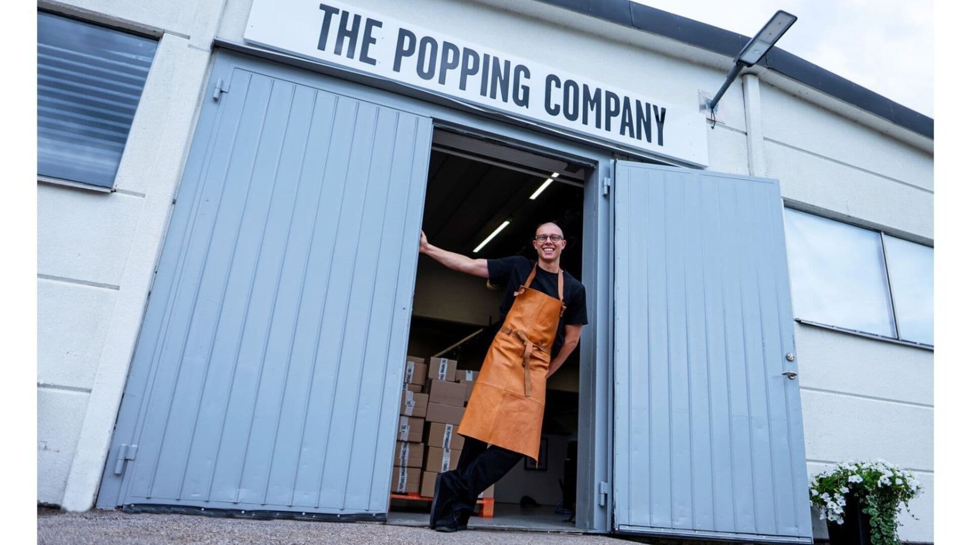Cliff Angland framför fabriken The Popping Company.