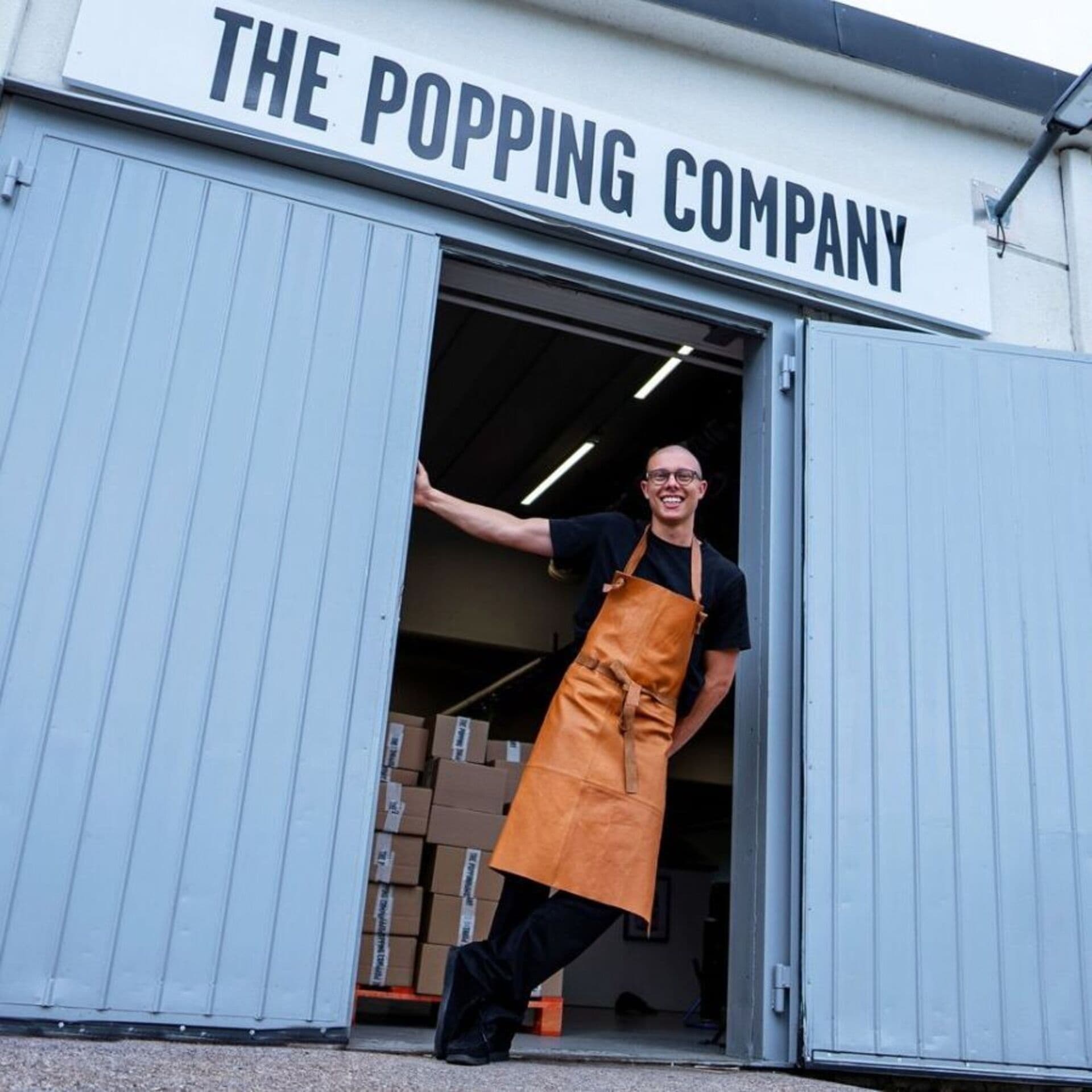Cliff Angland framför fabriken The Popping Company.