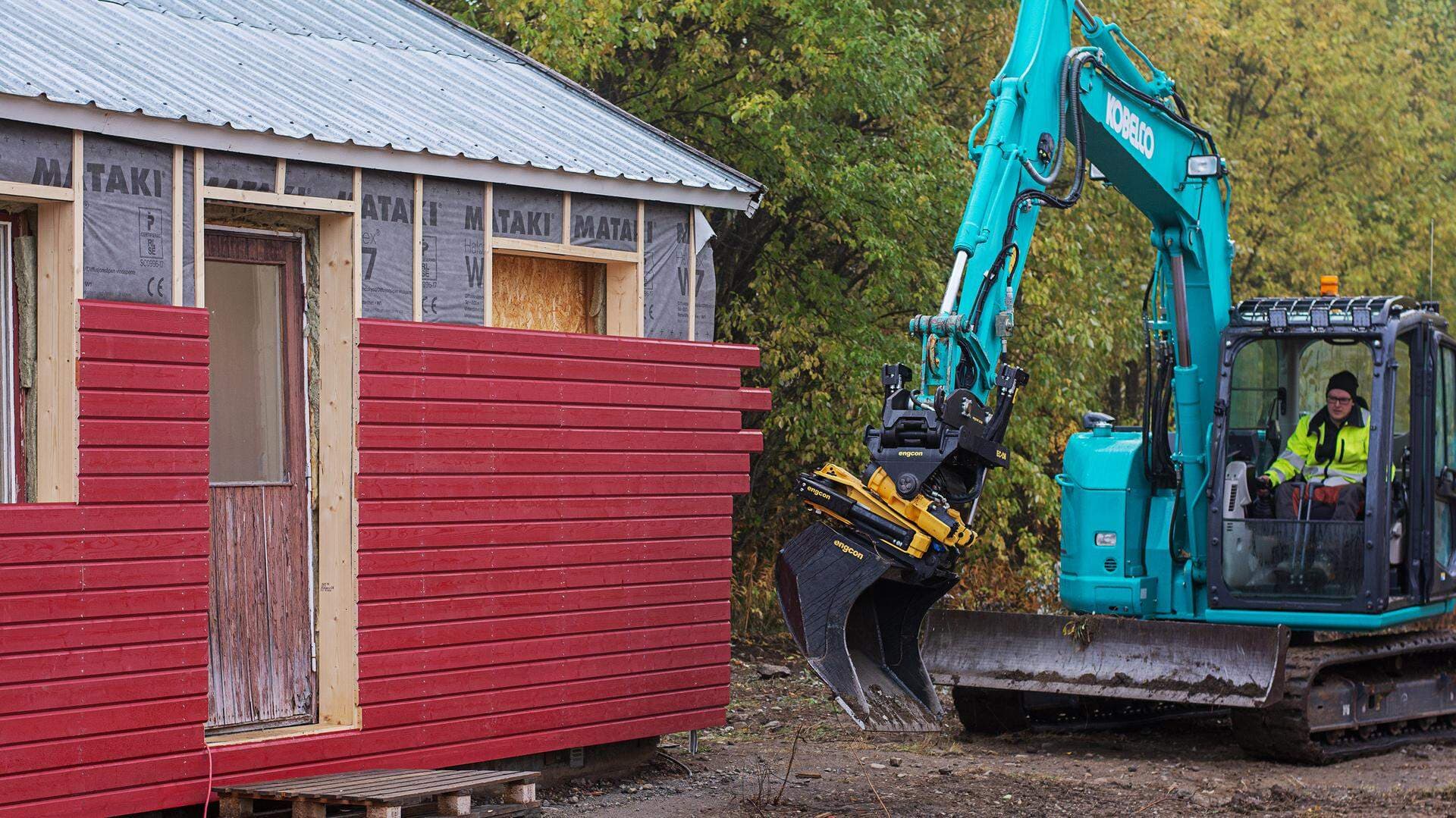 Grävmaskin vid ett husbygge