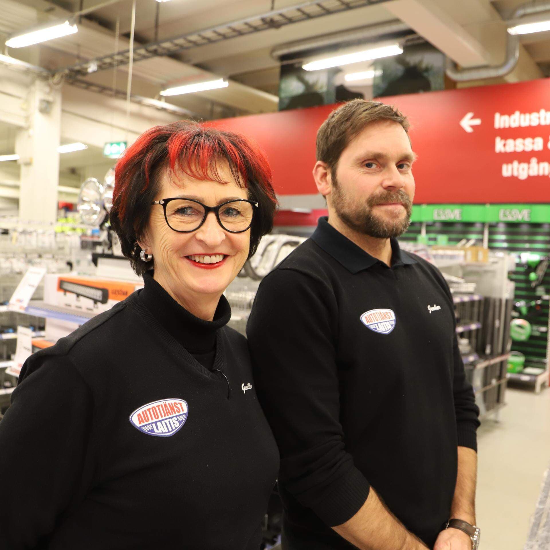 Den fysiska butiken Autotjänst Laitis i Lillänge med grundaren Gunilla Olsén Eriksson och vd Jerker Gustafsson