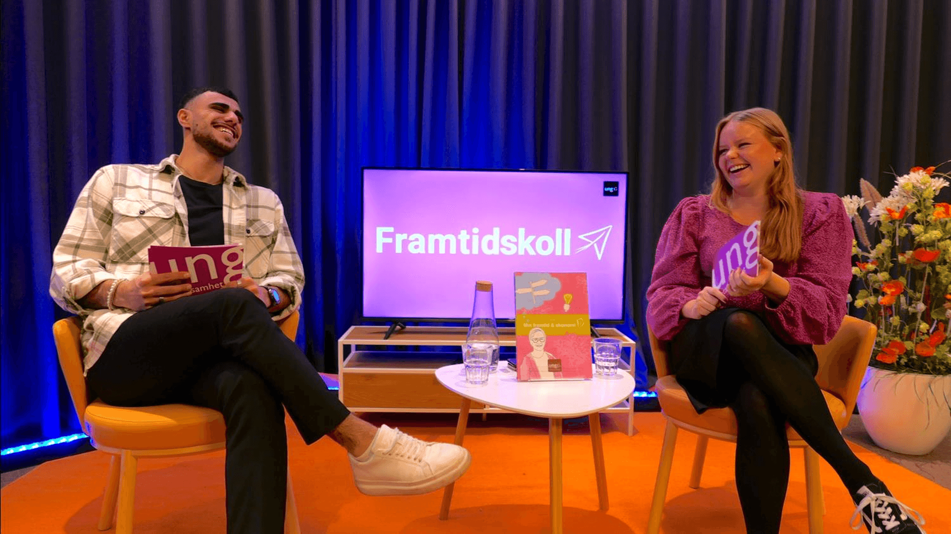 Två personer i en studio framför en bildskärm