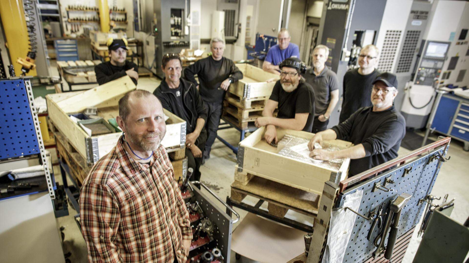 Människor på ett verkstadsgolv