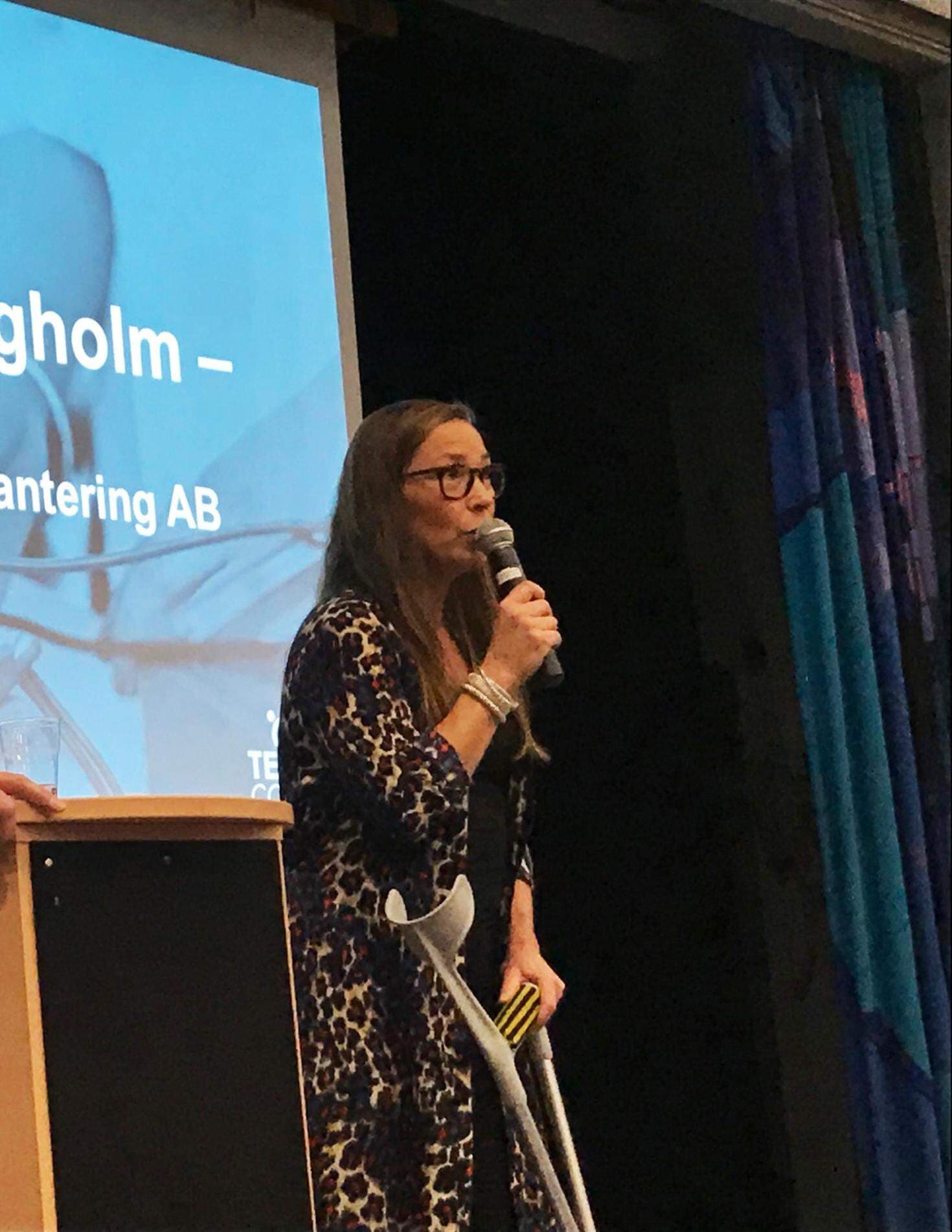 två personer på scen