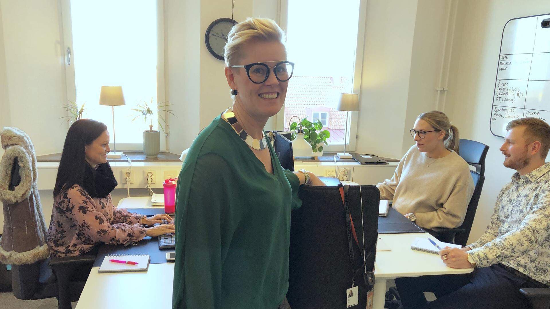 Linda vid kontorsarbetsplats