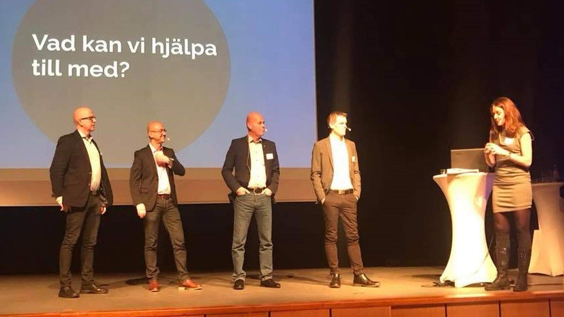 fyra politiker på scen