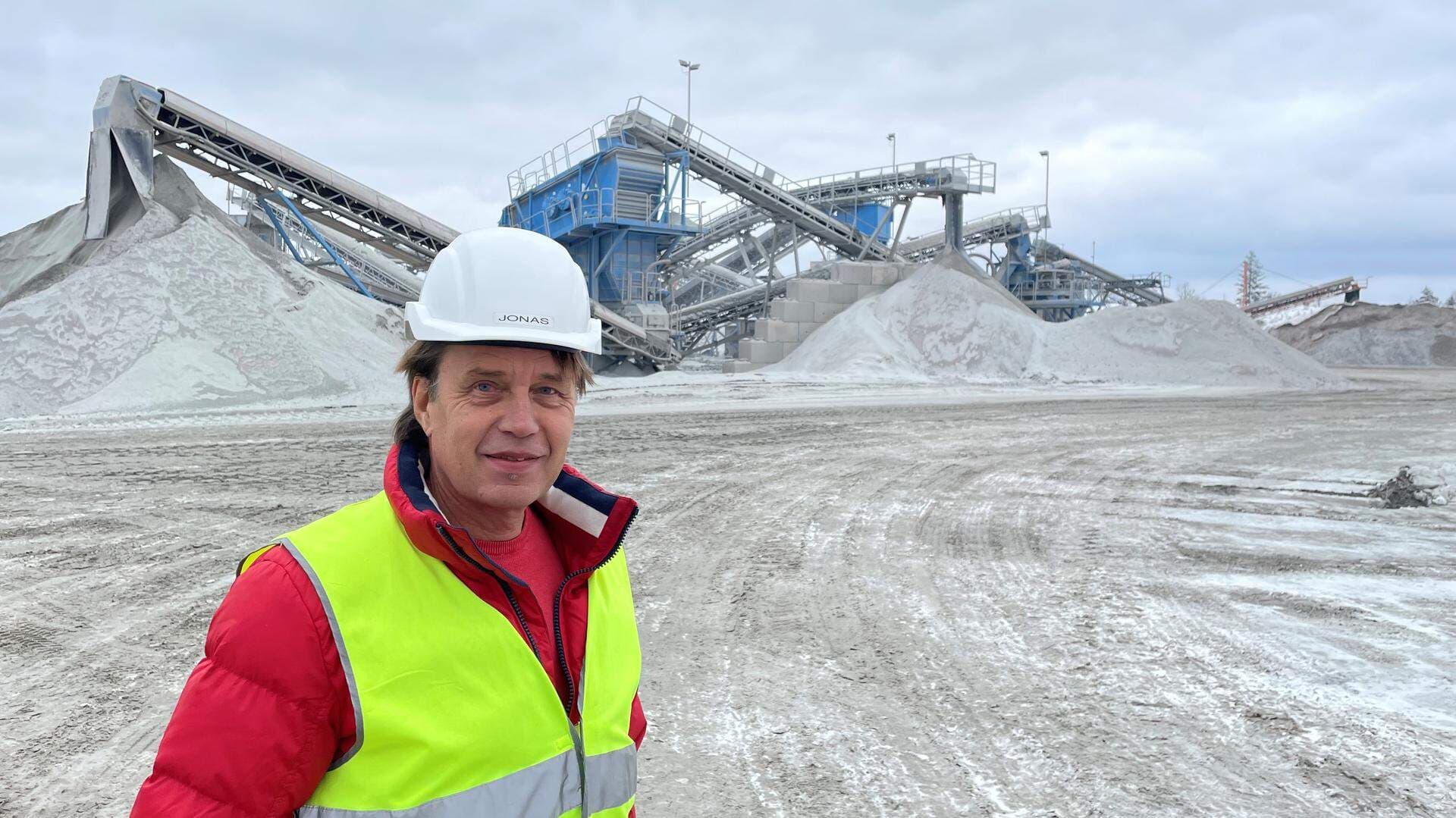 Jonas Johansson, vid ett grustag