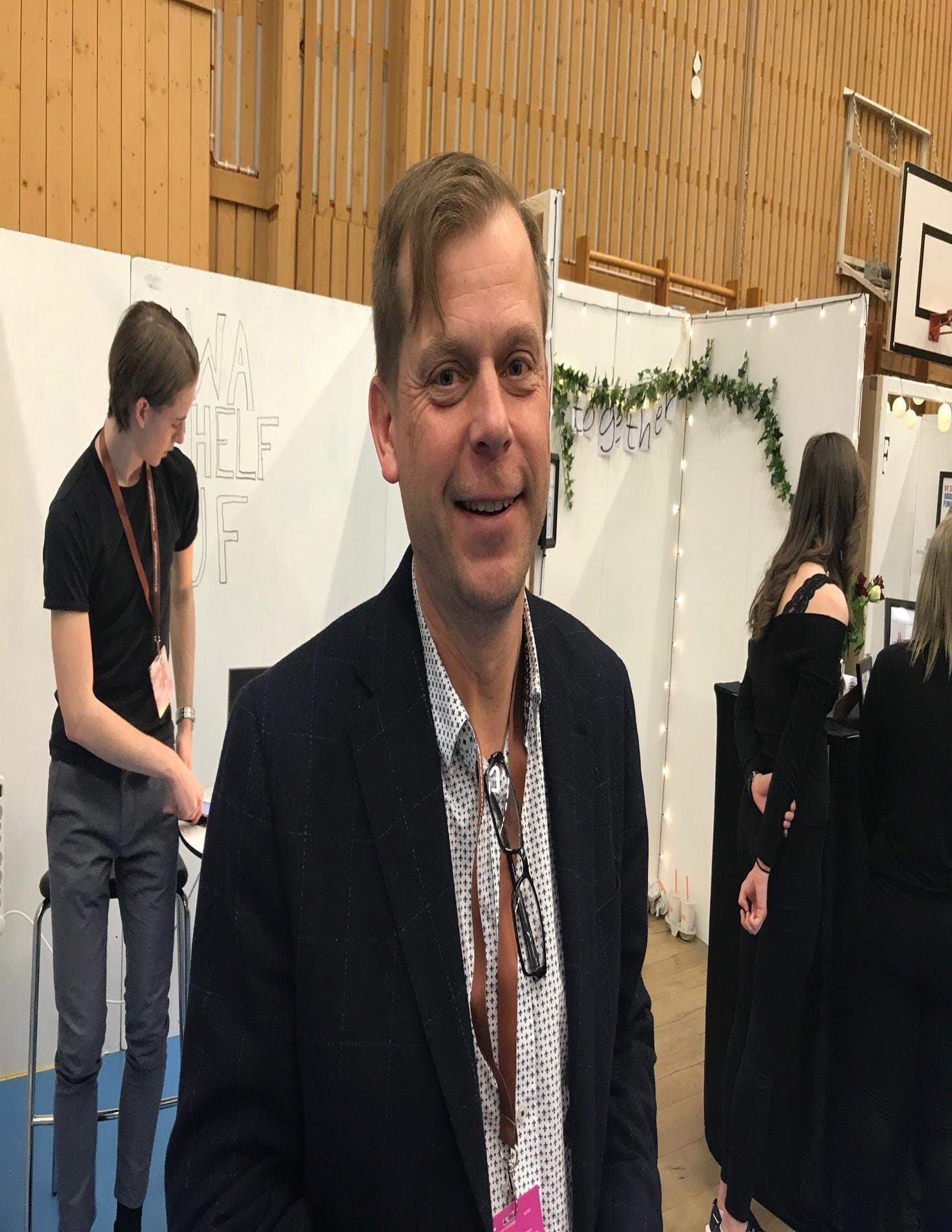 Lärare på UF mässa