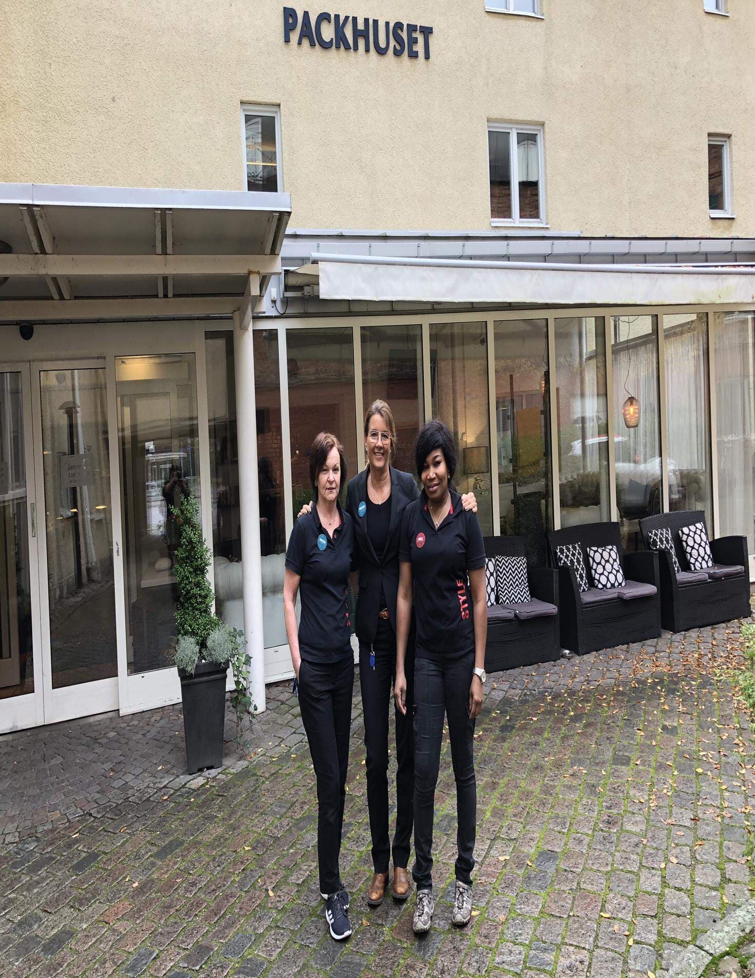 tre personer utanför Hotel Packhuset