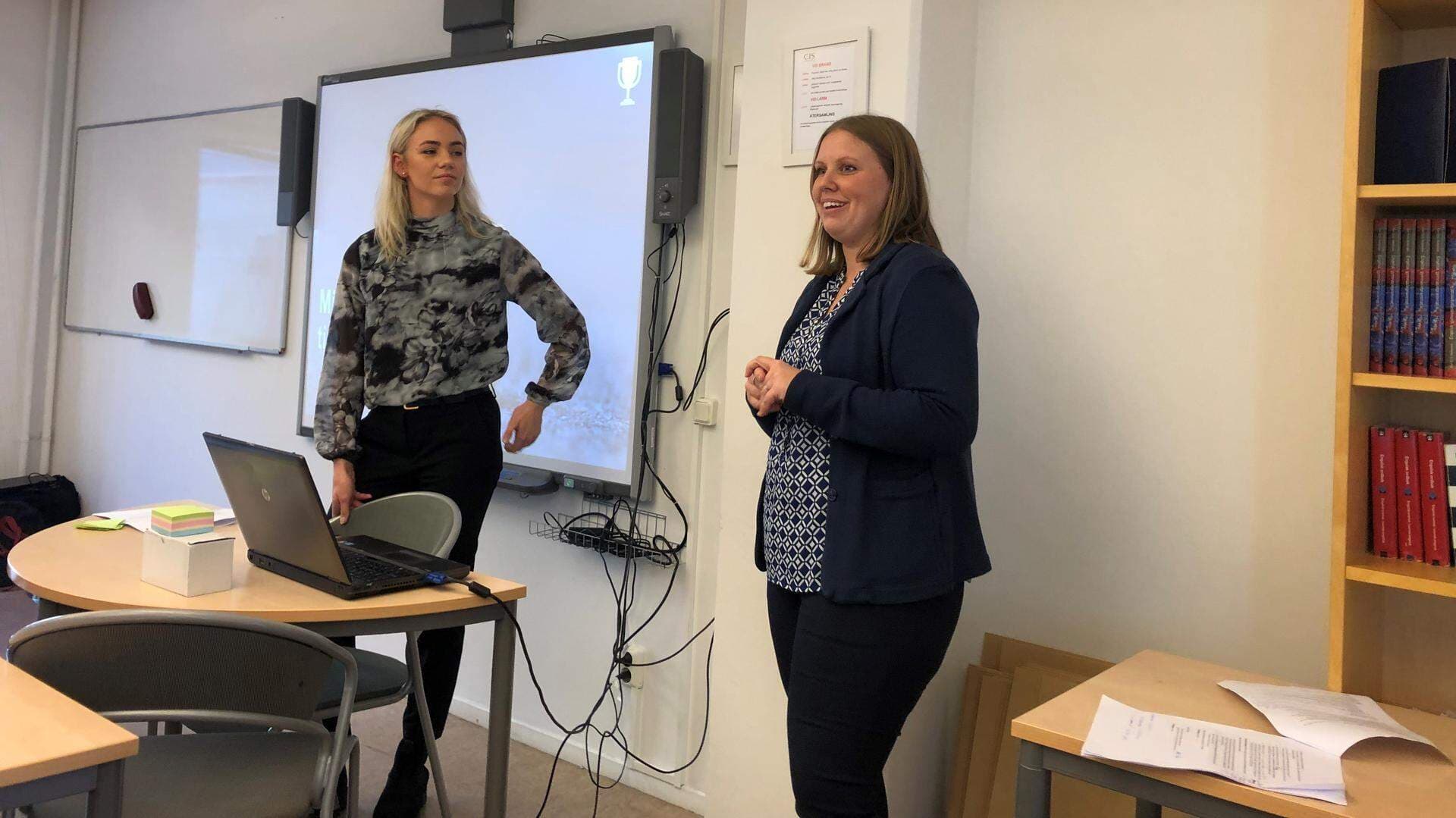 två föreläsare i en skolsal
