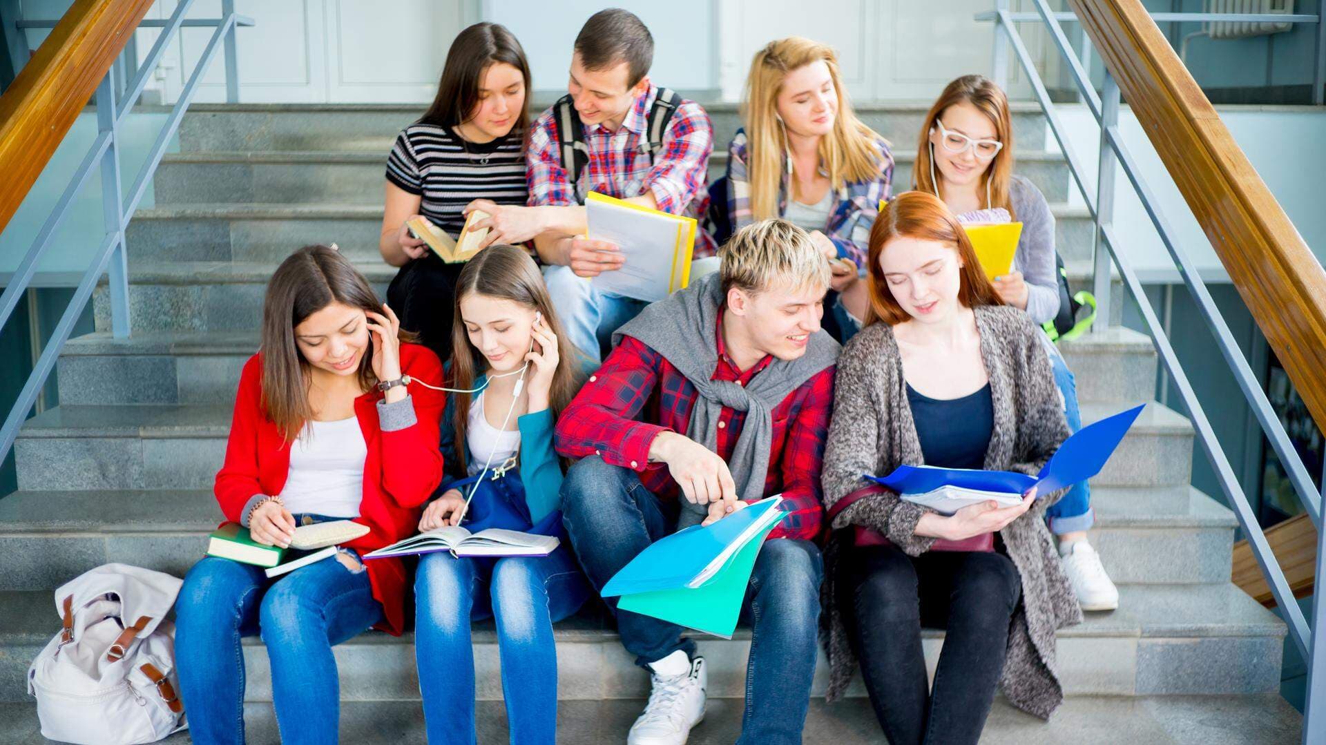 Elever sittande i trappa