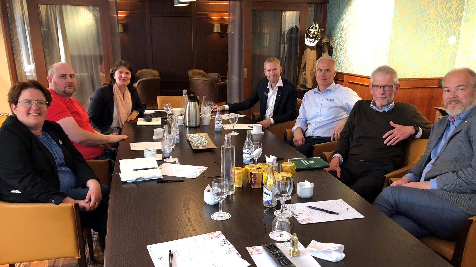 En grupp företagare och politiker runt ett bord