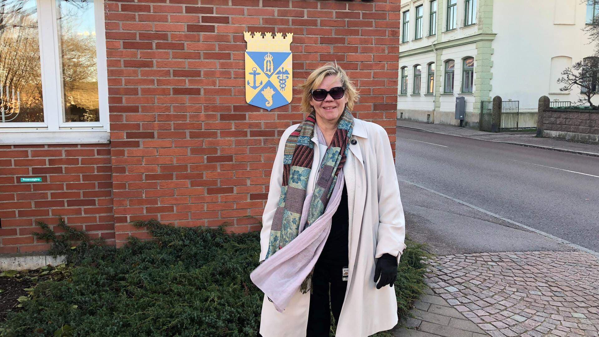 Lena utanför stadshuset i Oskarshamn