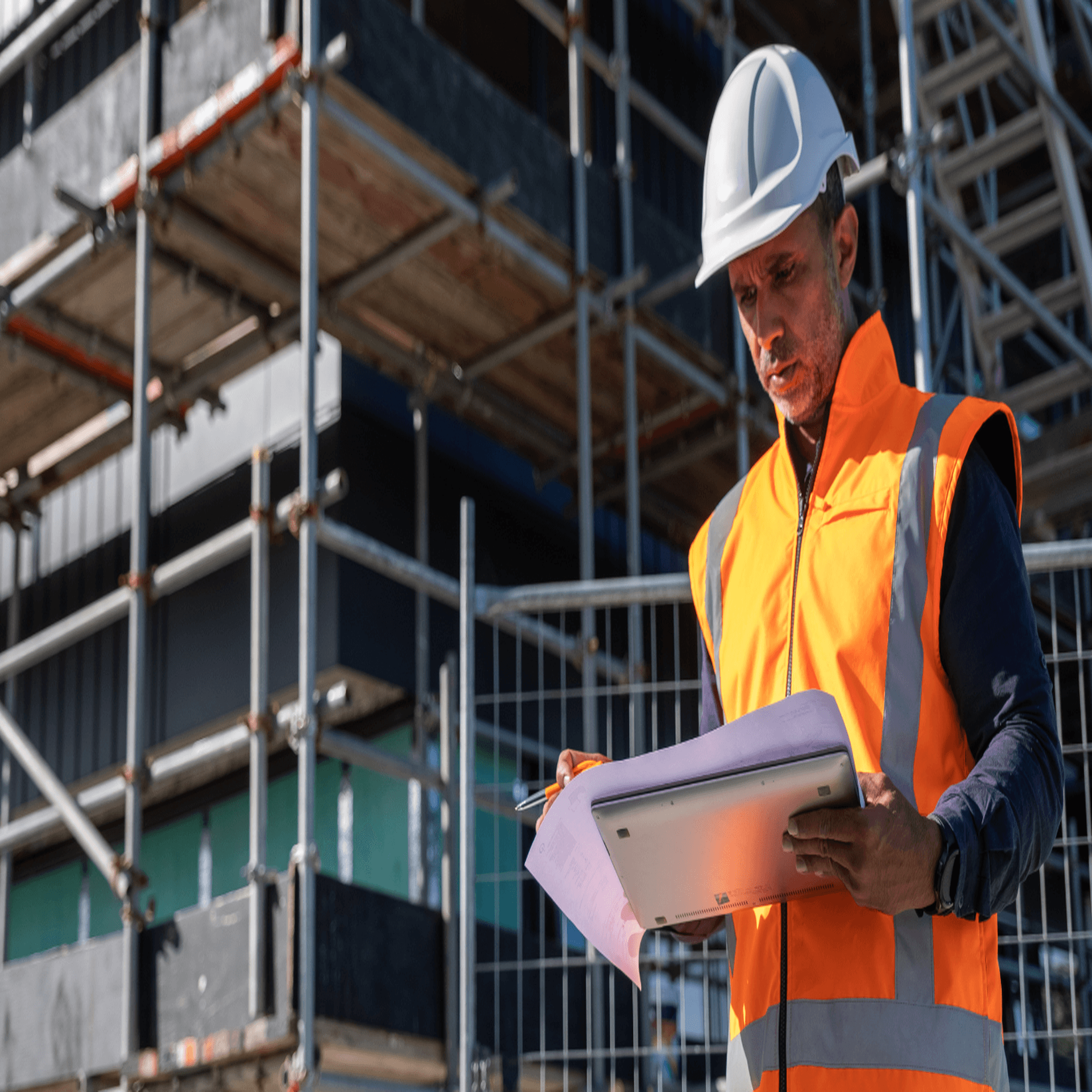 en man vid ett bygge