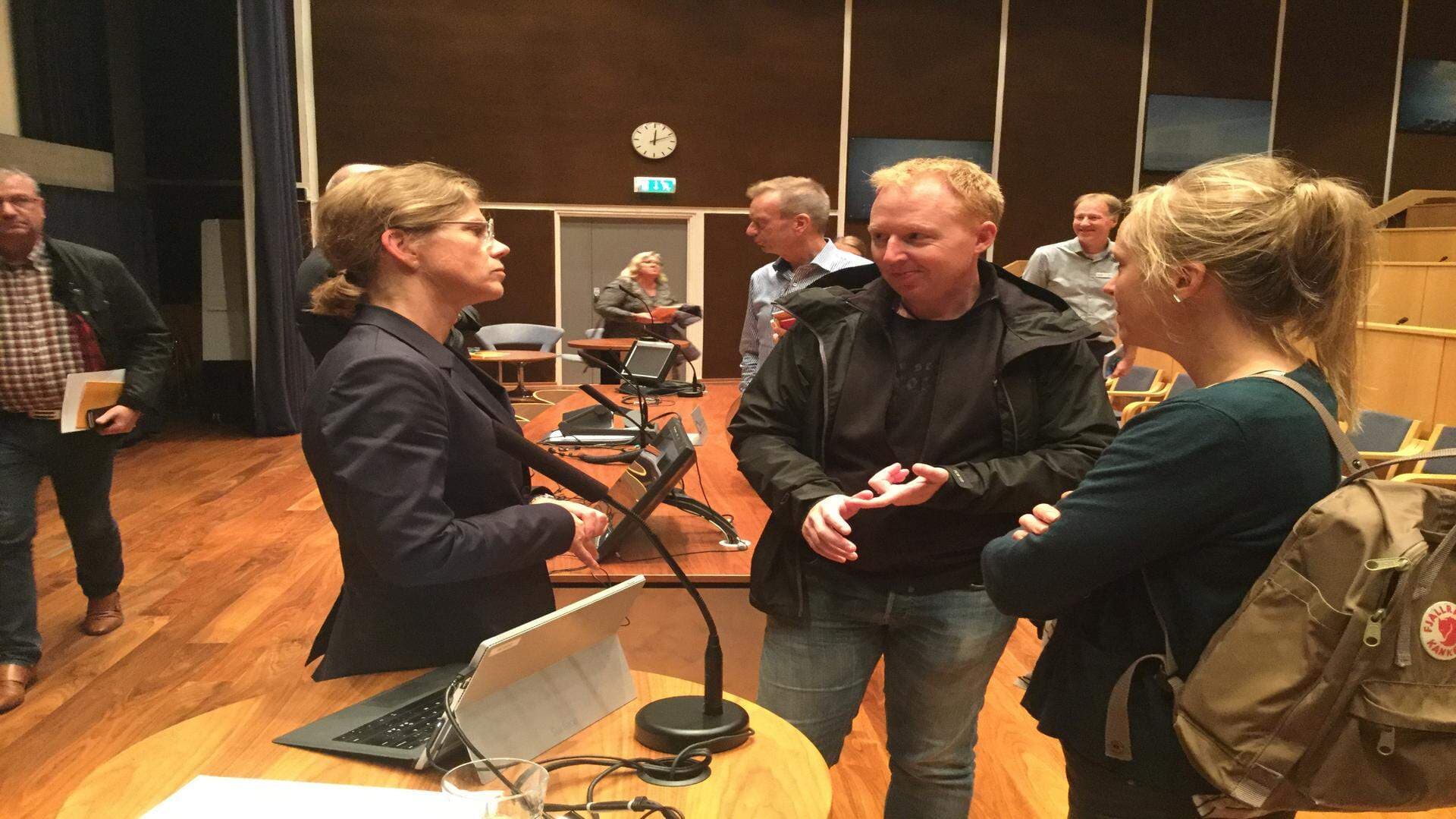 tre pers diskuterar dataskydd