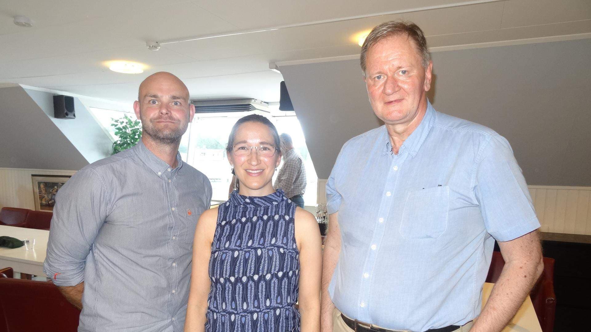 tre personer i ett konferensrum