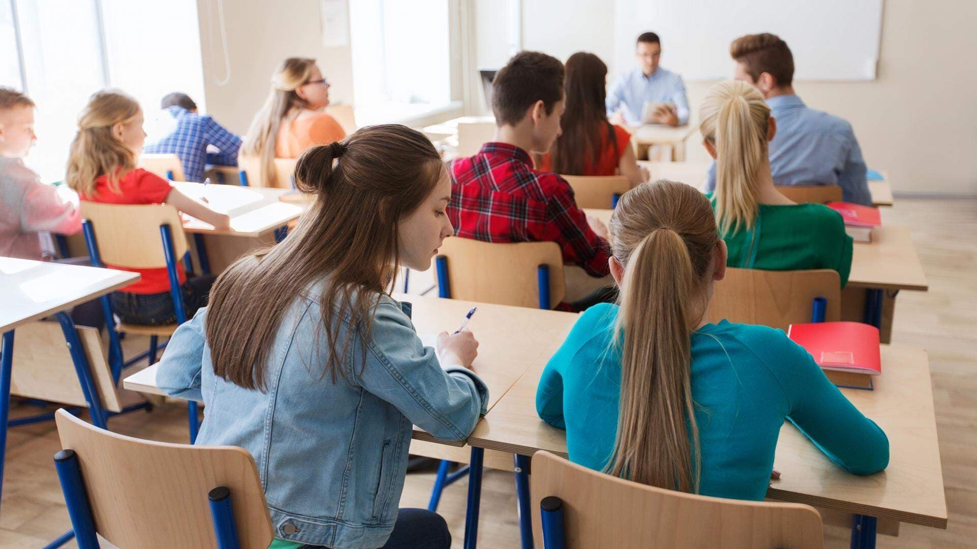 lärare och elever i klassrum