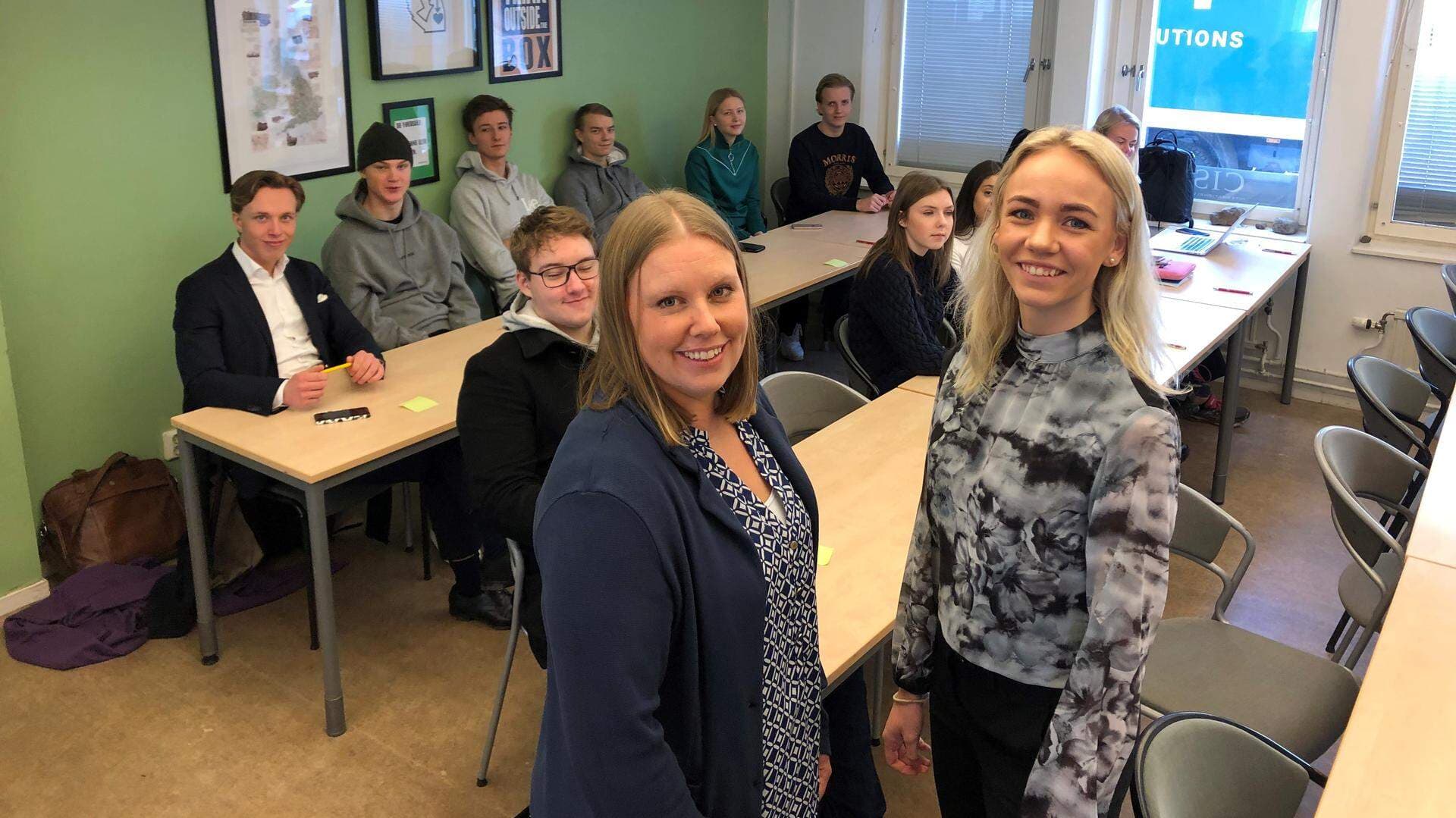 Personer i en skolsal