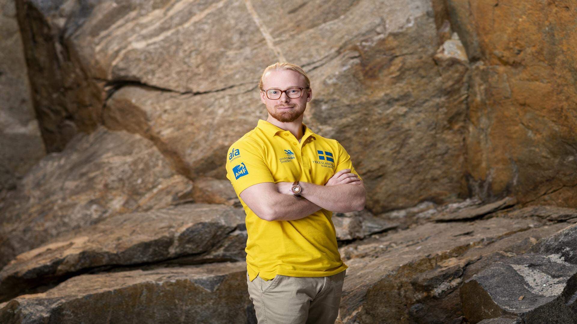 Ensam kille framför stenblock