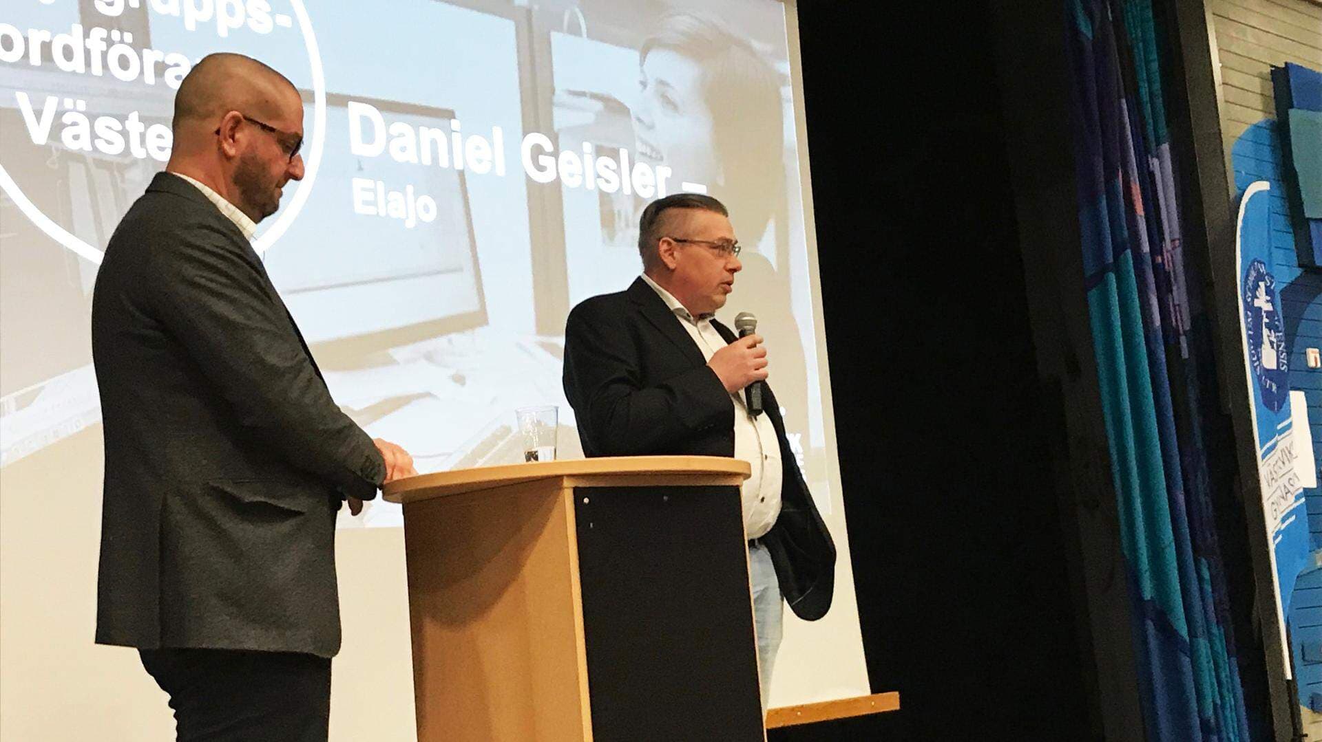 två personer på scen