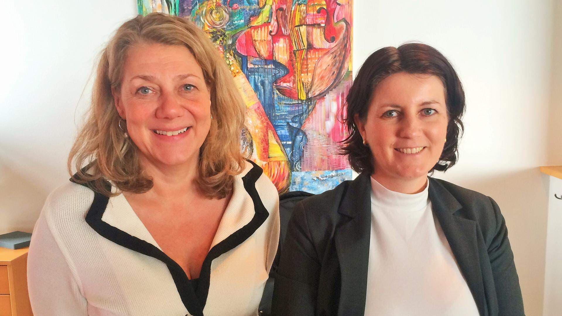 två kvinnliga personer