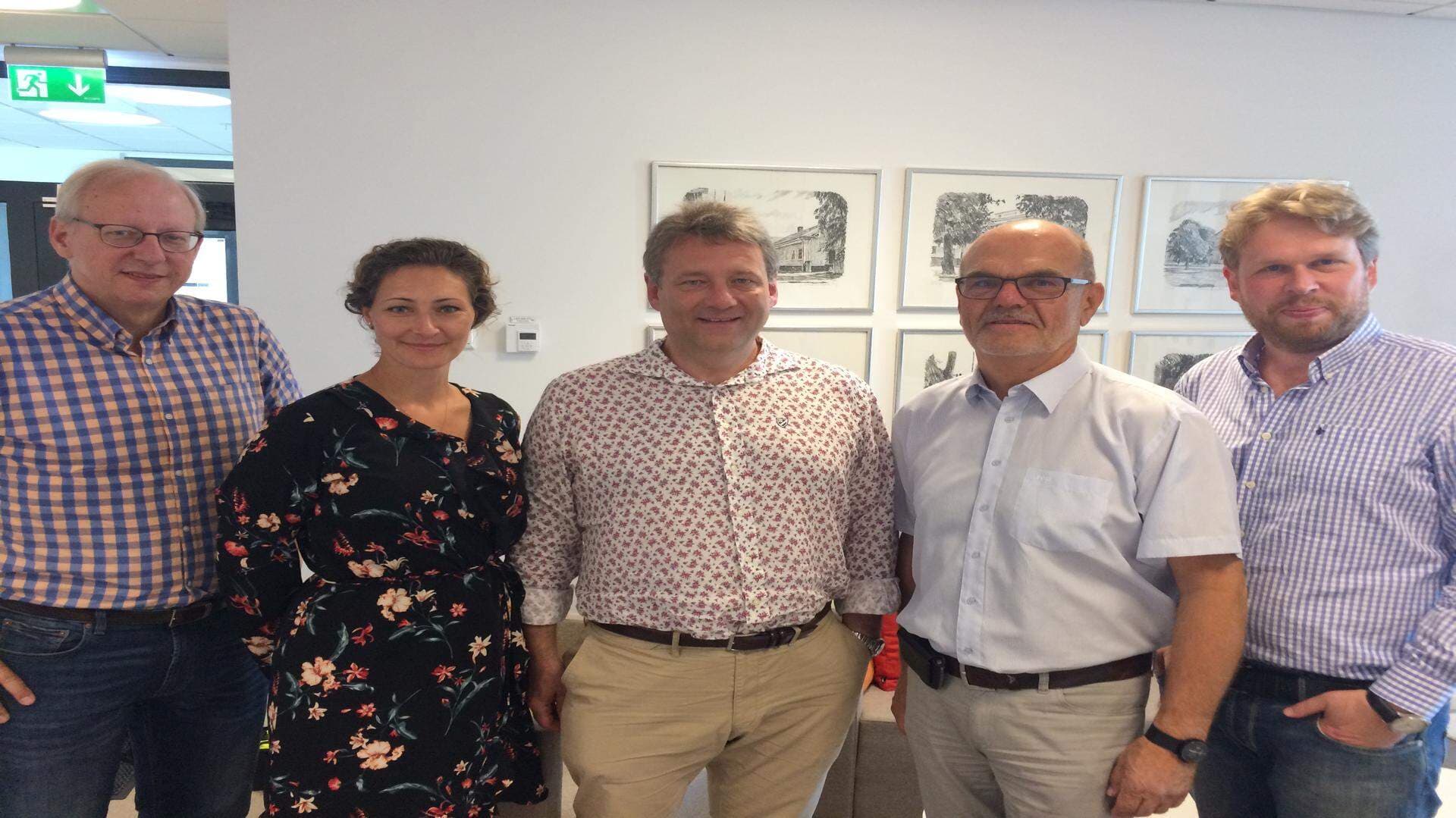 Fem personer på rad, politiker och företagare.