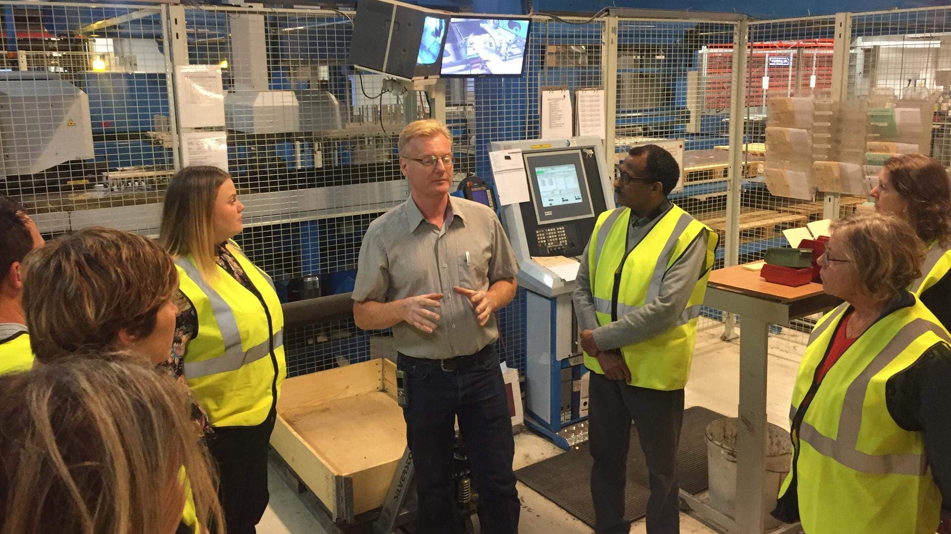 Personer klädda i reflexvästar på ett företag