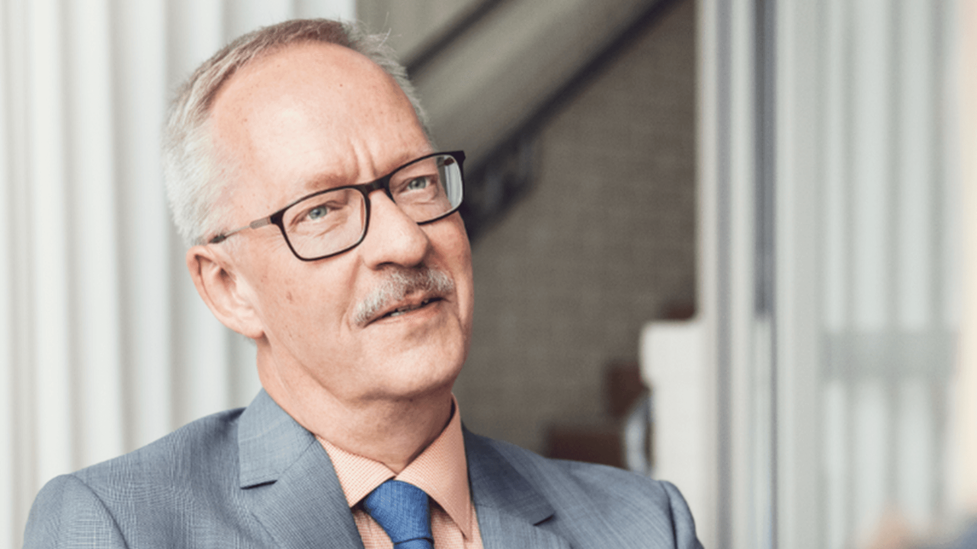 Mats lutar sig tillbaka och funderar