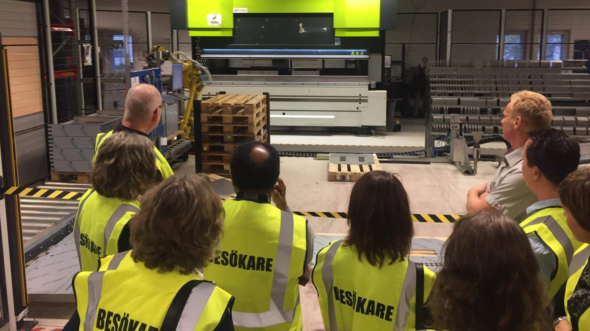 Företagsbesök alla i reflexvästar