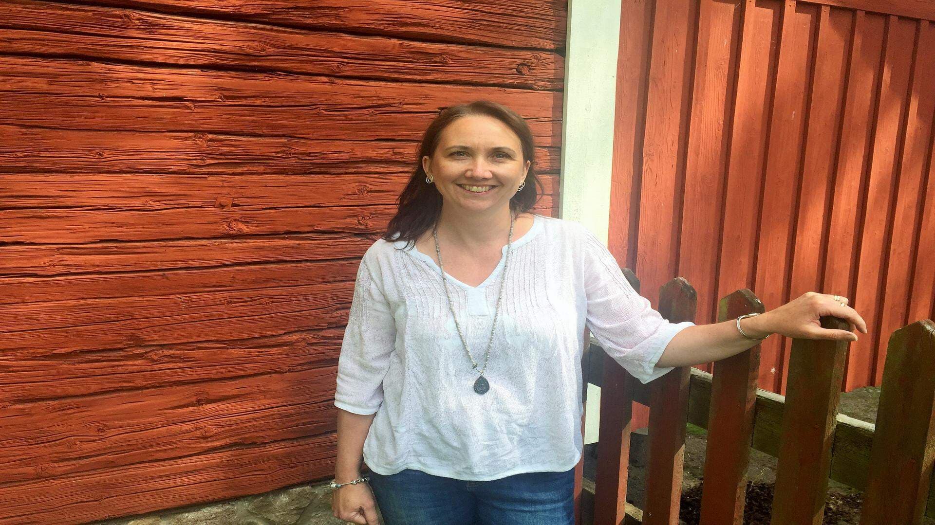 Cissi vid rödfärgad stuga