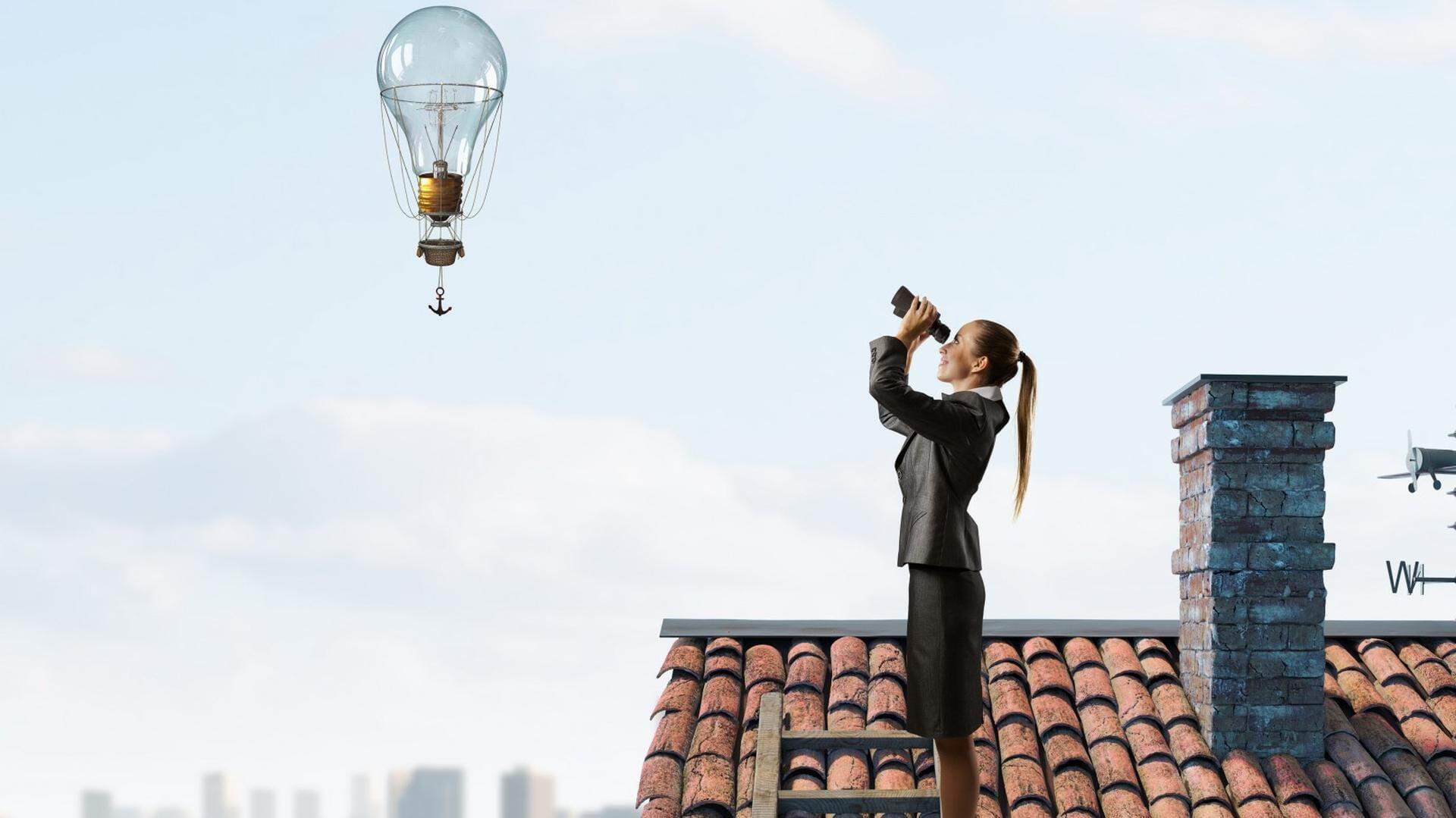kvinna på taket med kikare