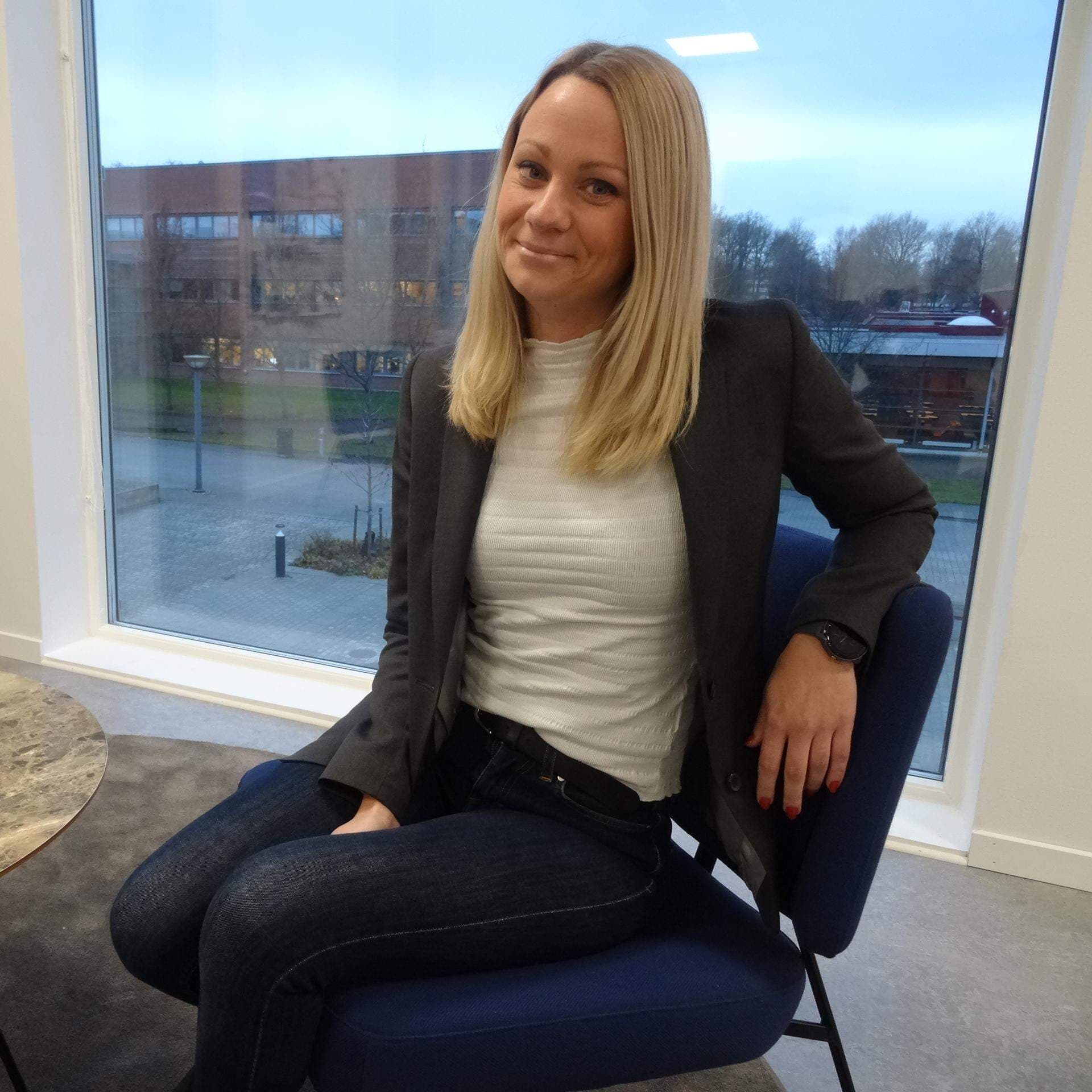 Maja själv sittande på en stol