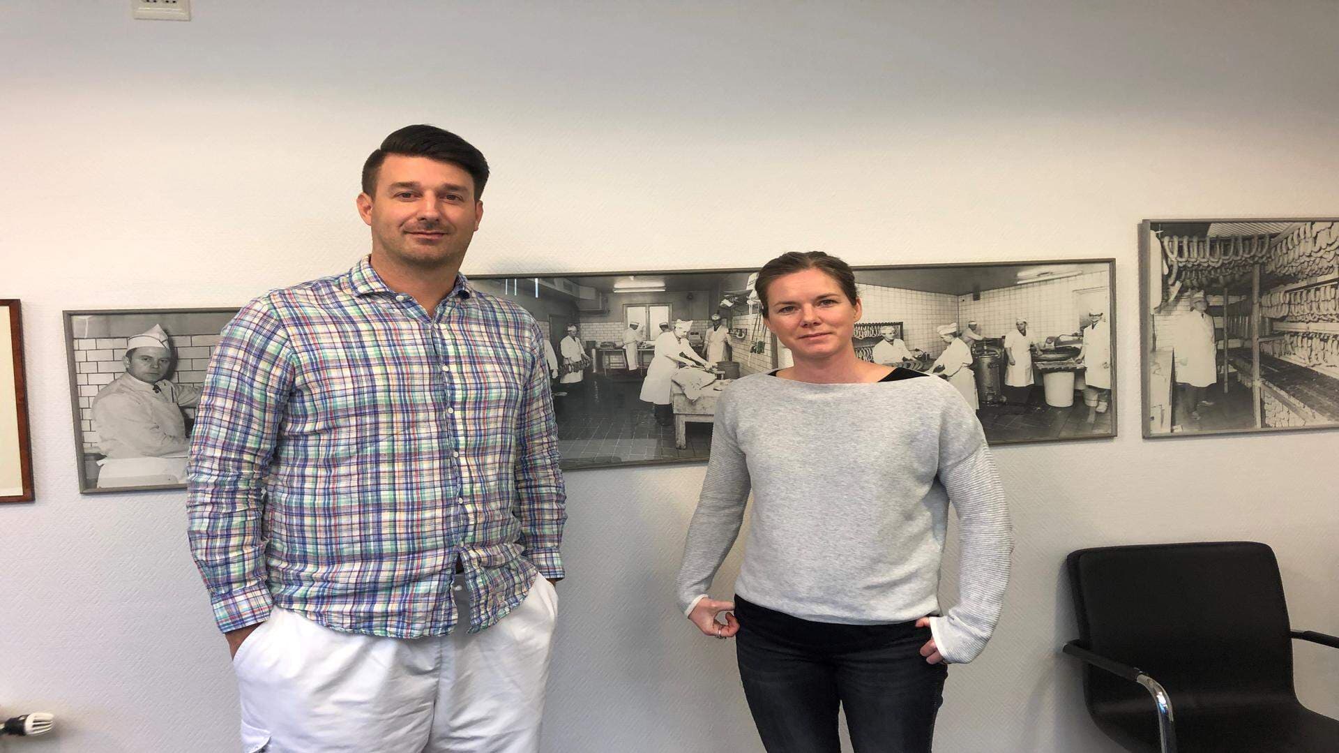 två personer helfigur