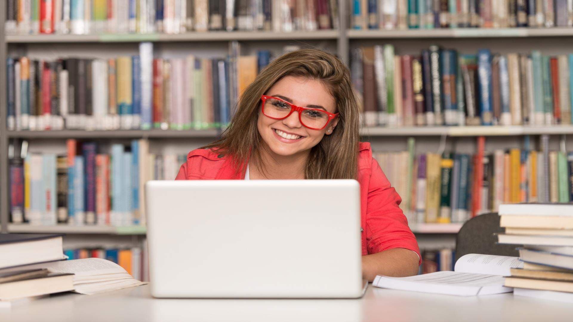 skolungdom i ett bibliotek