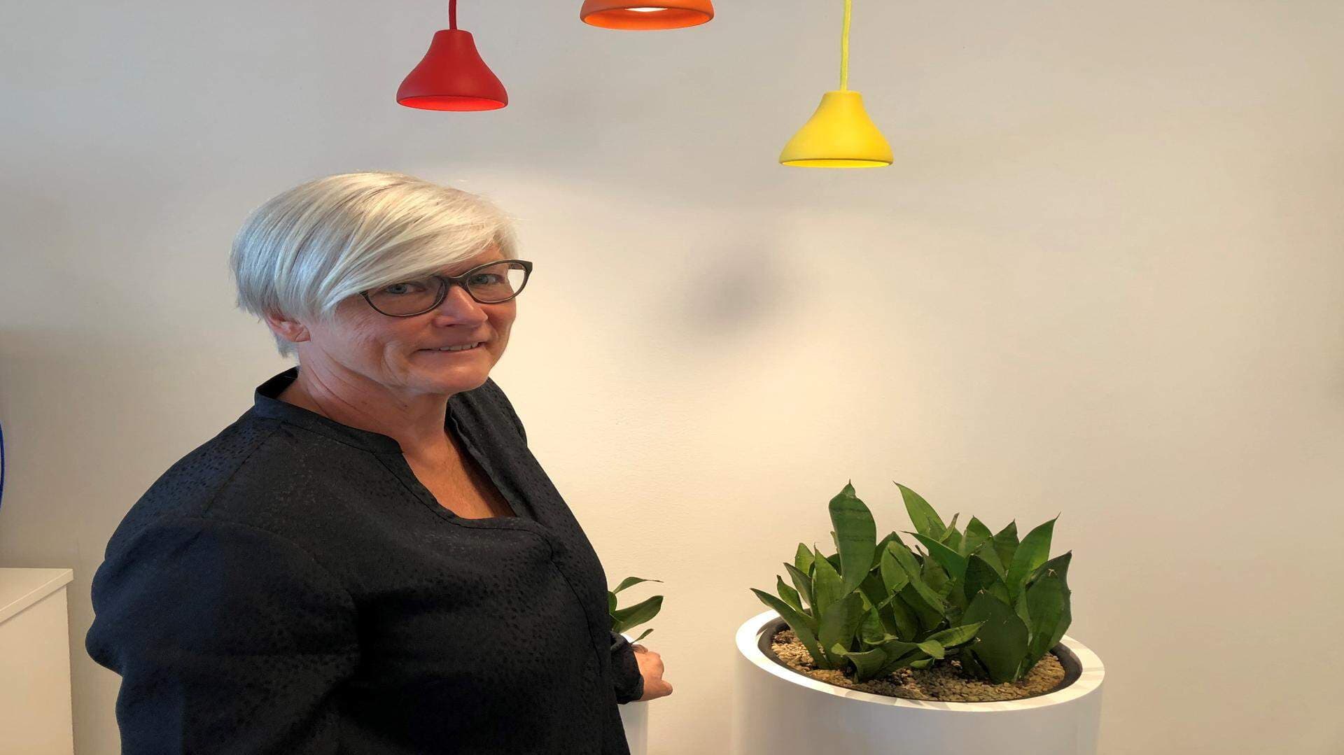 Mona Jonsson vid blomkruka