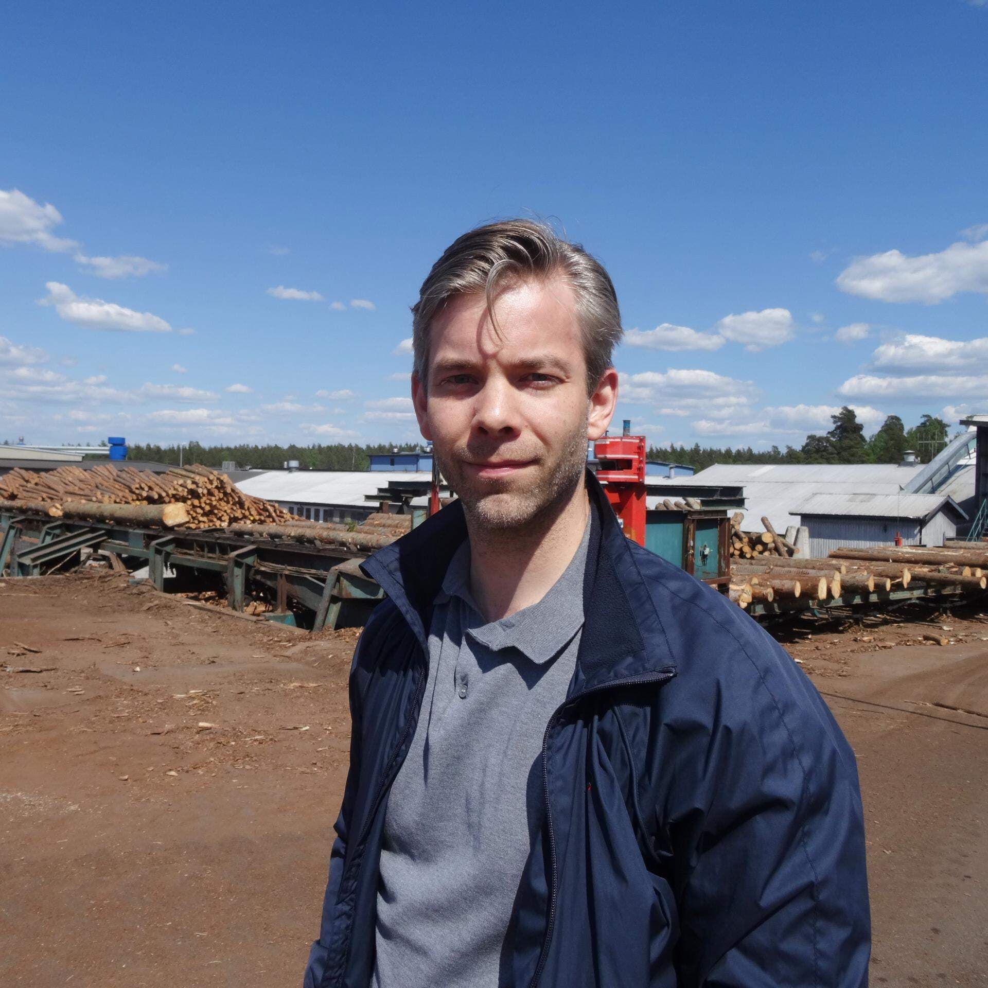 vd och ägare på gårdsplanen vid fabriken