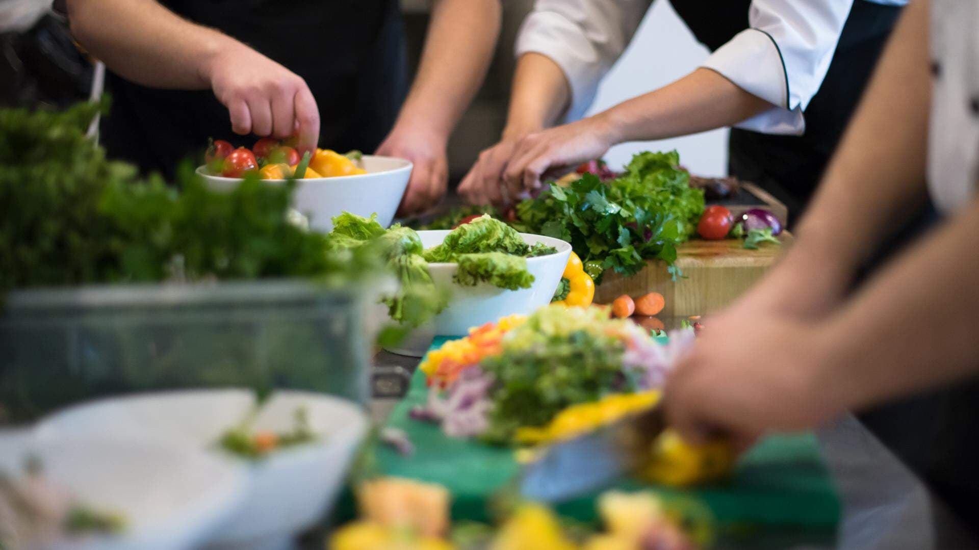 kockar (endast händer) i arbete