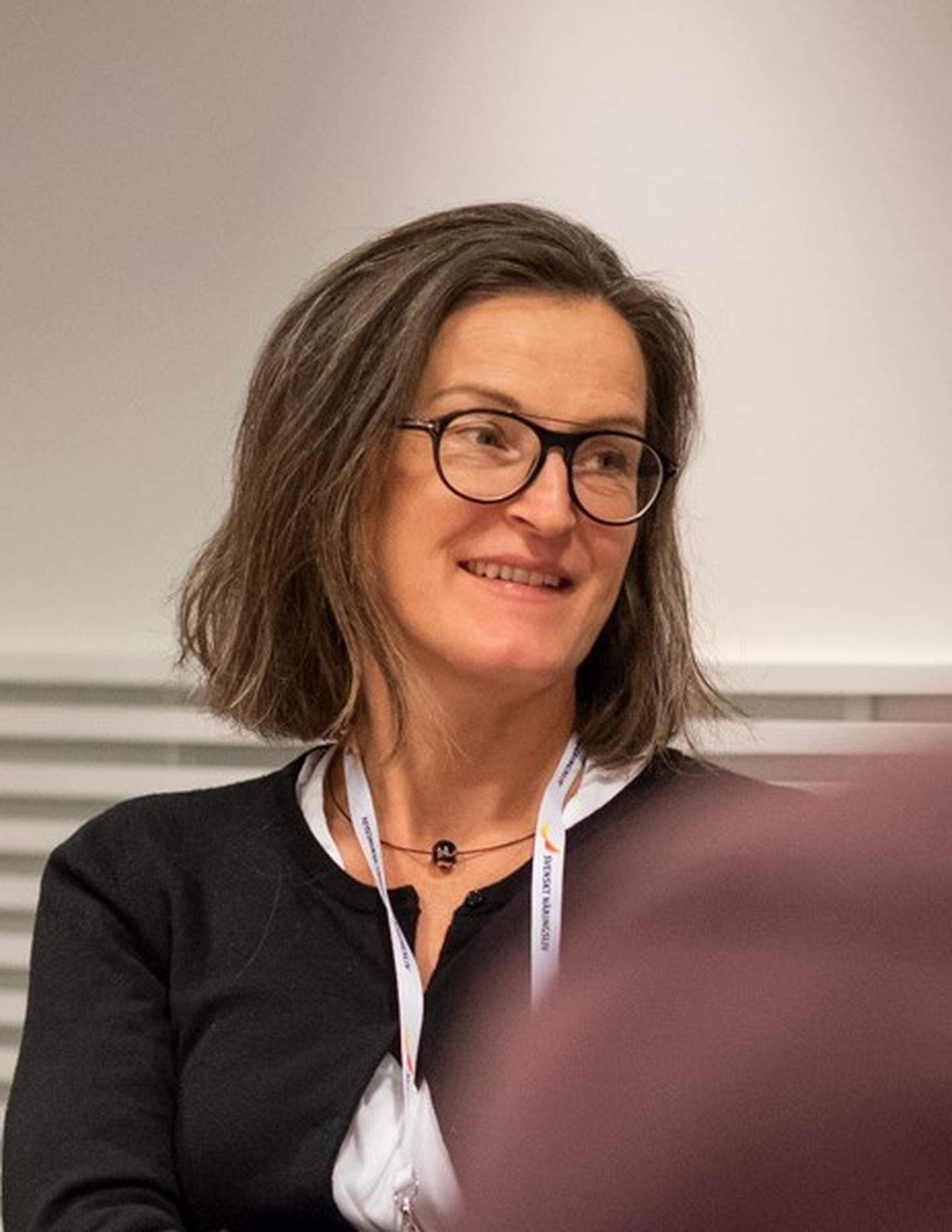 halvgifur sittande Mia