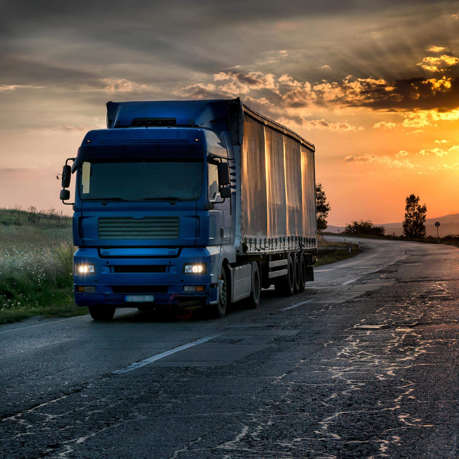 Lastbil på mindre väg