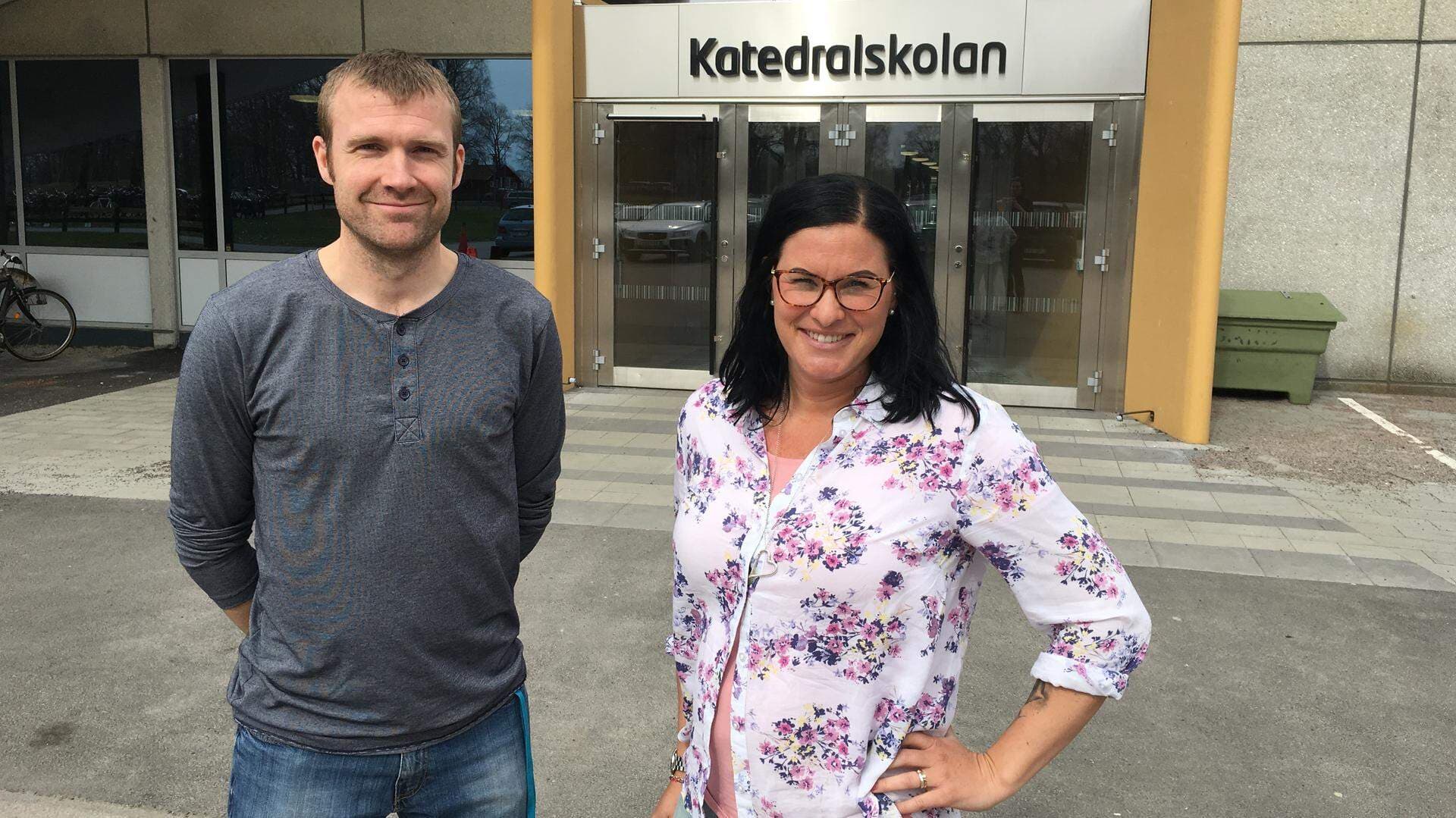 Två lärare framför skola