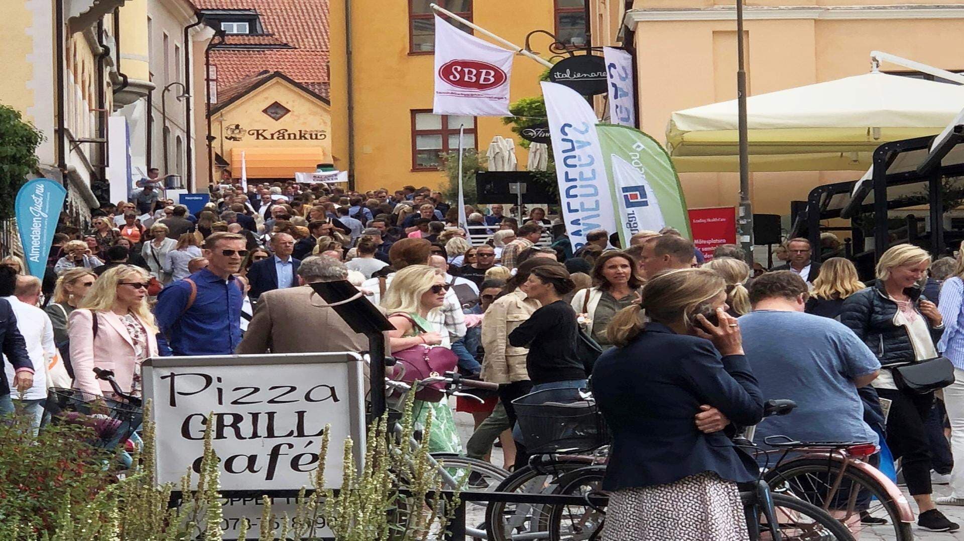 Vimmel av människor i Almedalen