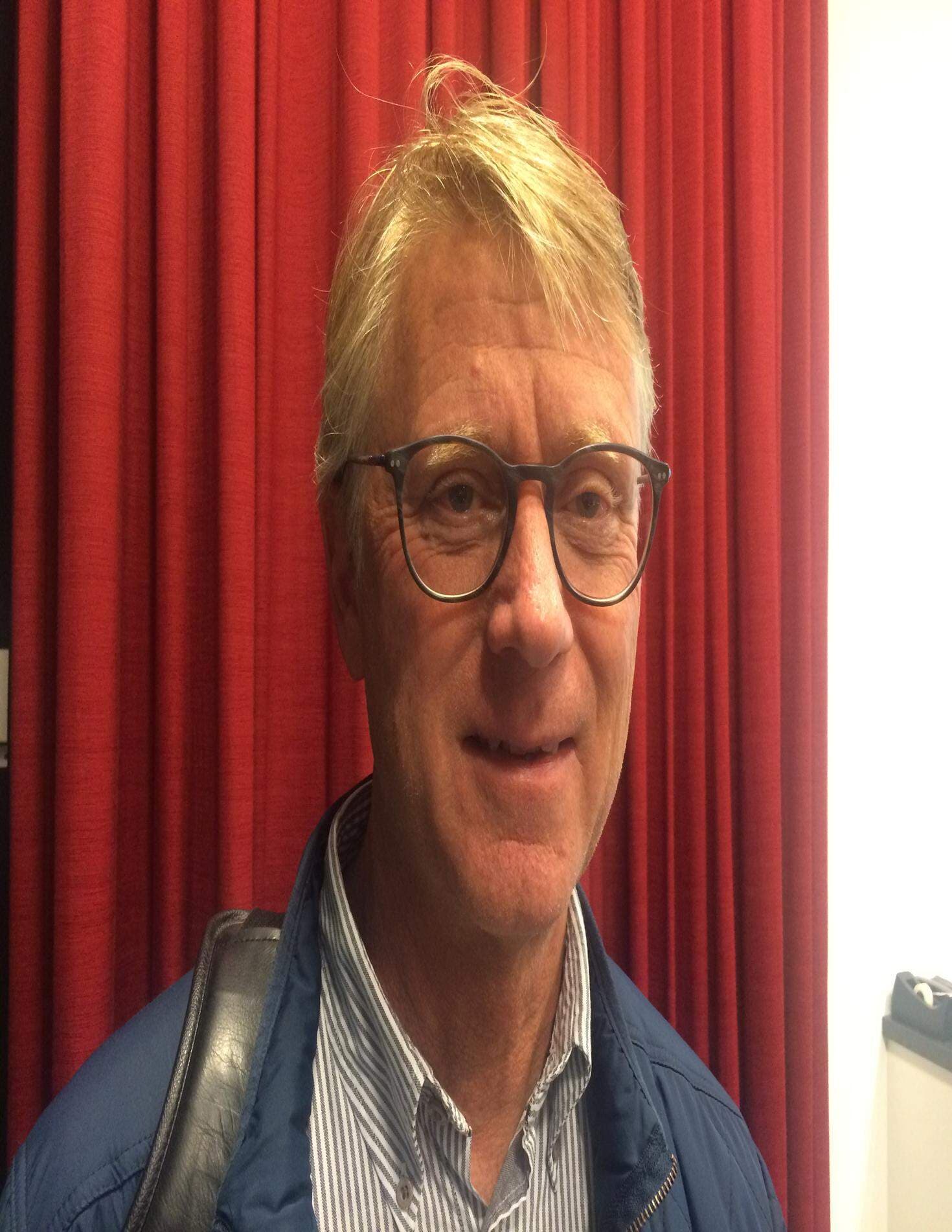 Jonas framför röd ridå