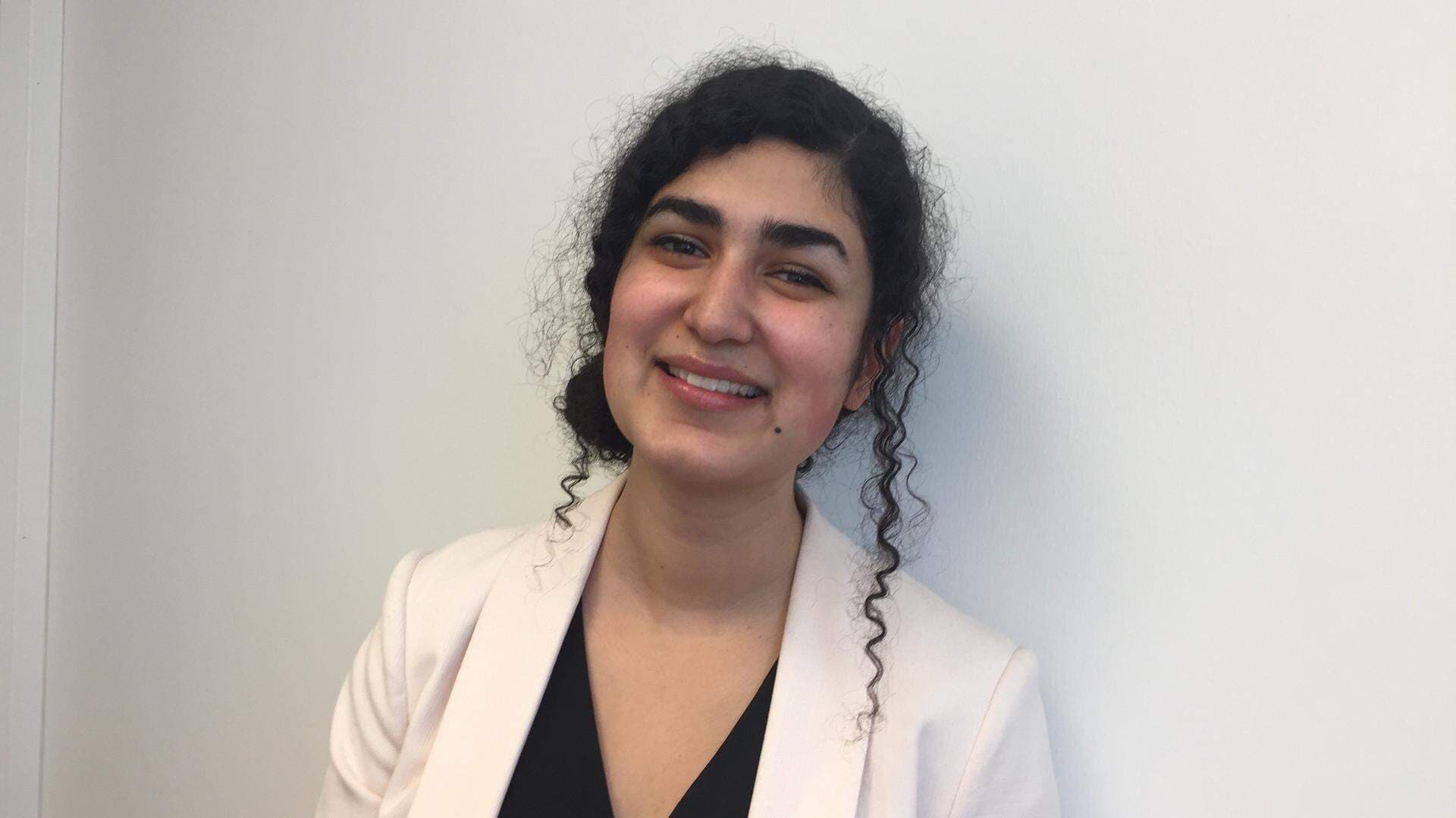 Noor framför vi t vägg