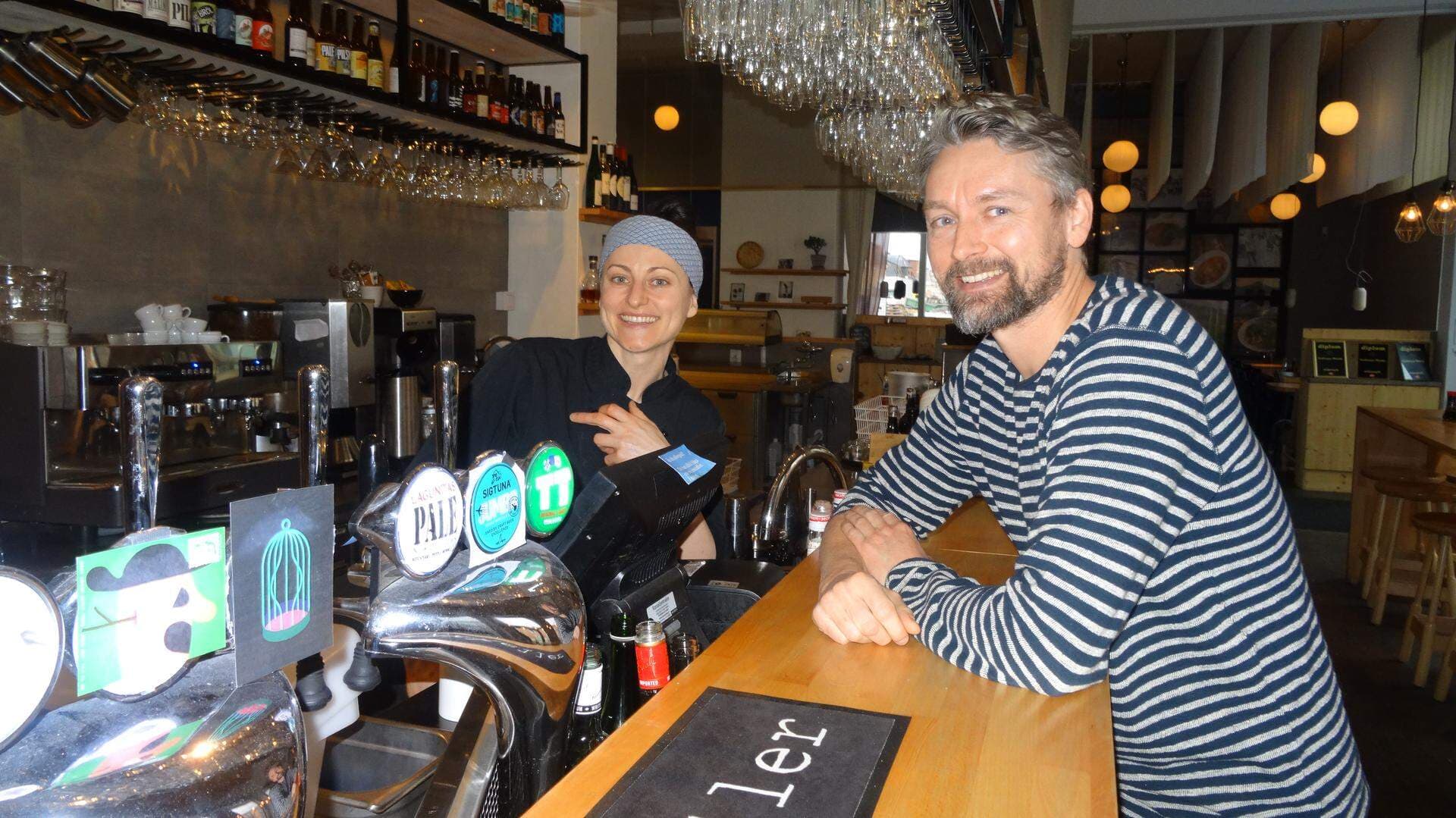 2 personer vid en bar