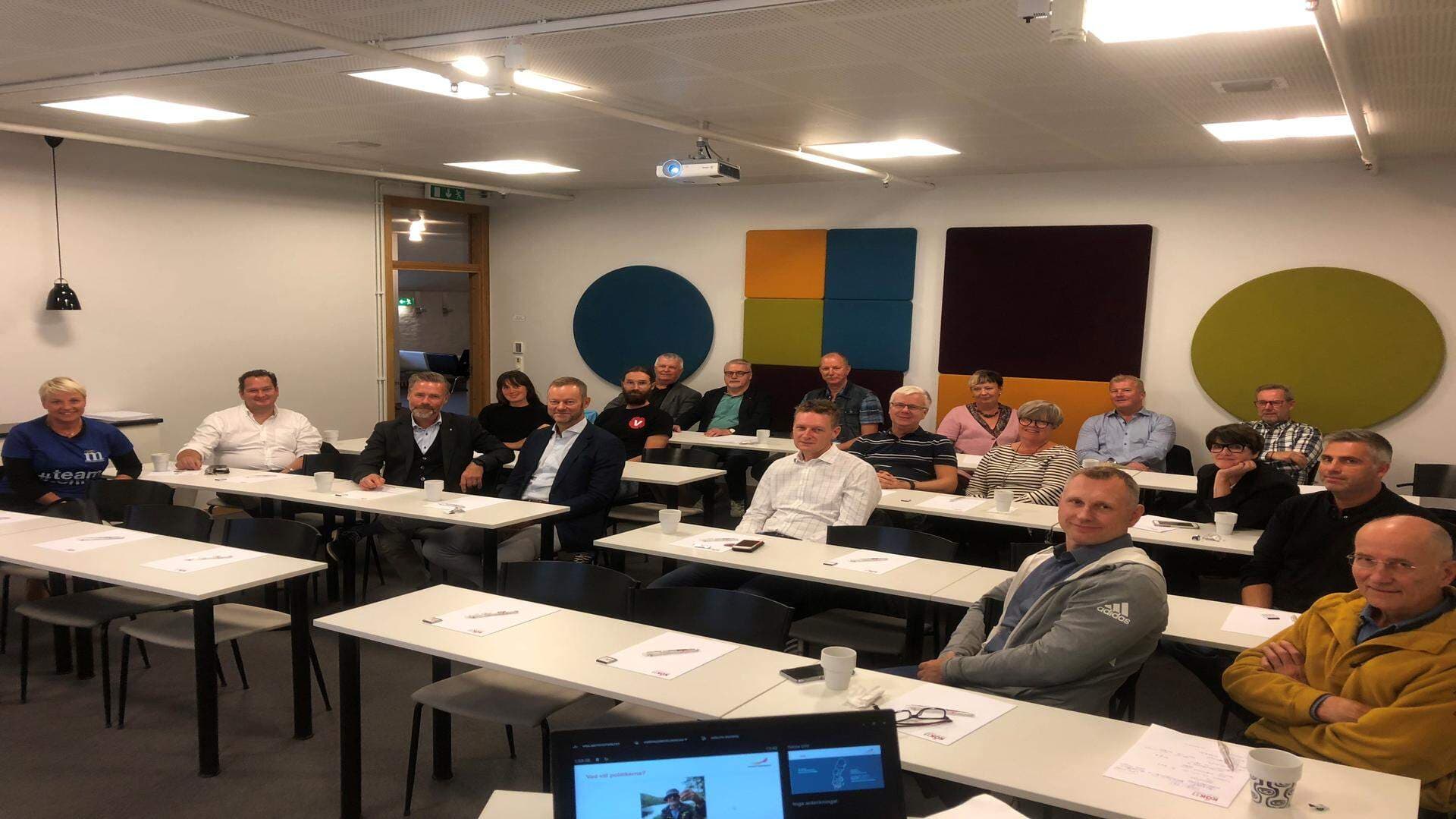 Vallunch, människor i ett konfrum