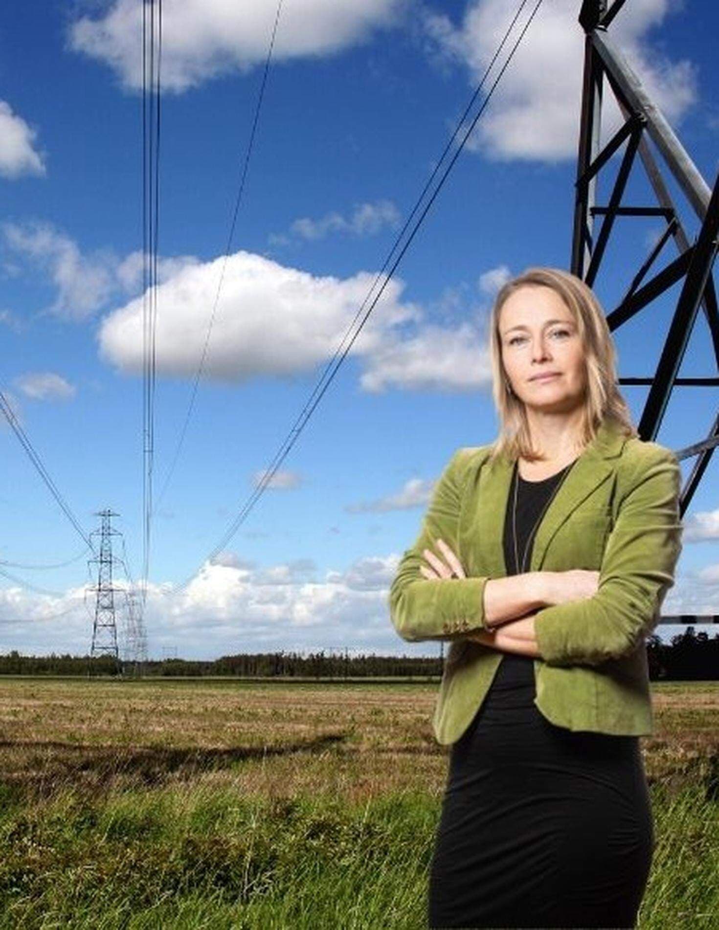 Lina Håkansdotter vid elledning